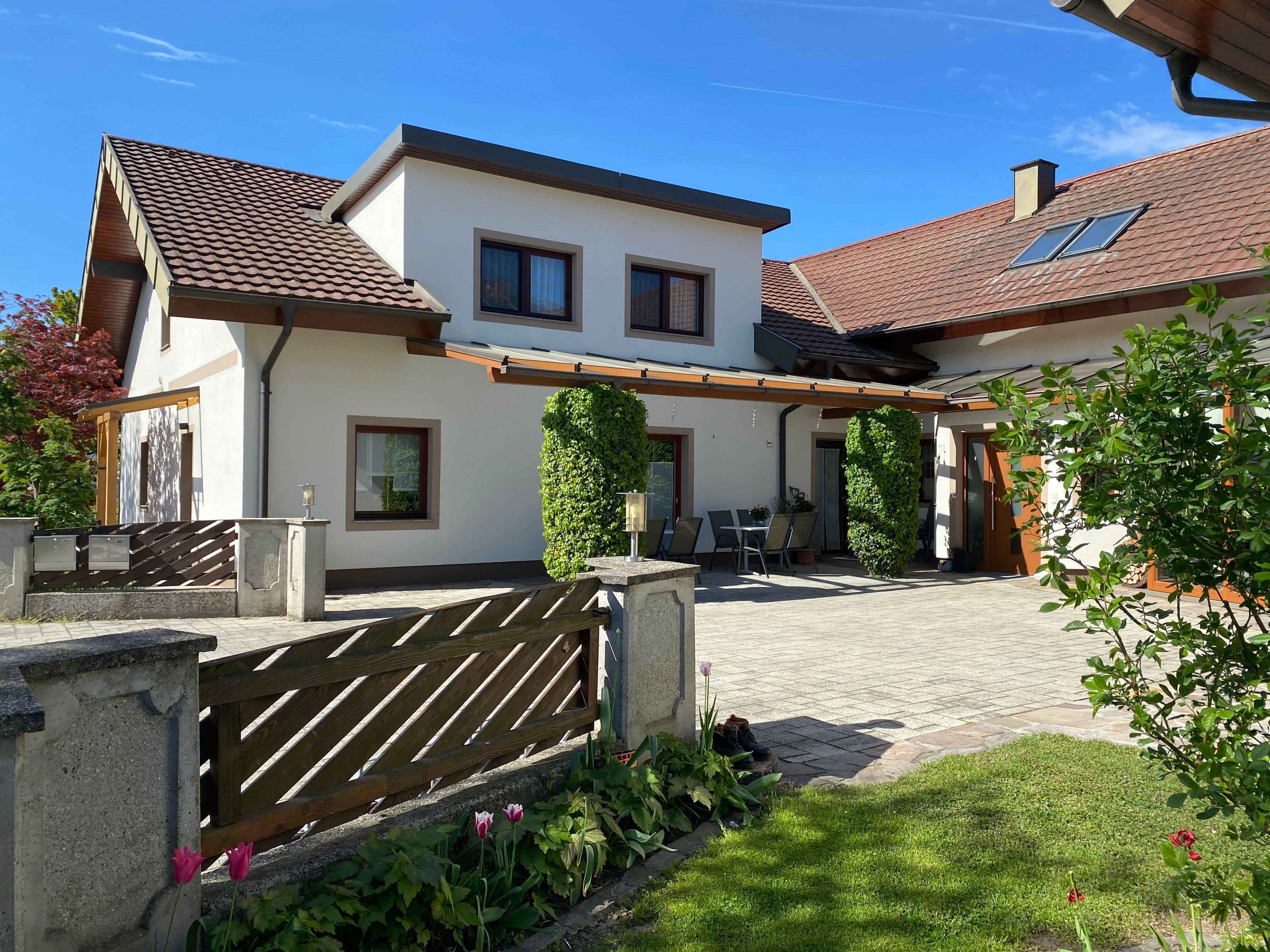Guest Terrace in the Courtyard of Leeb Rooms & Vacation Apartments