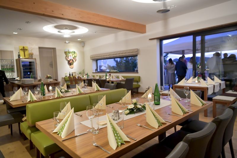 Eleganter Verkostungsraum mit gedeckten Tischen und Dekoration.