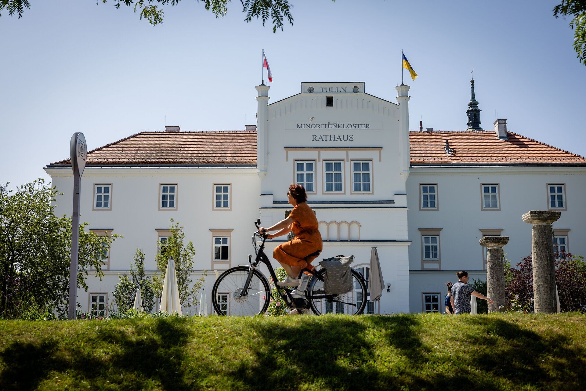 Minoritenplatz in Tulln, Blick auf das Rathaus mit Radfahrerin