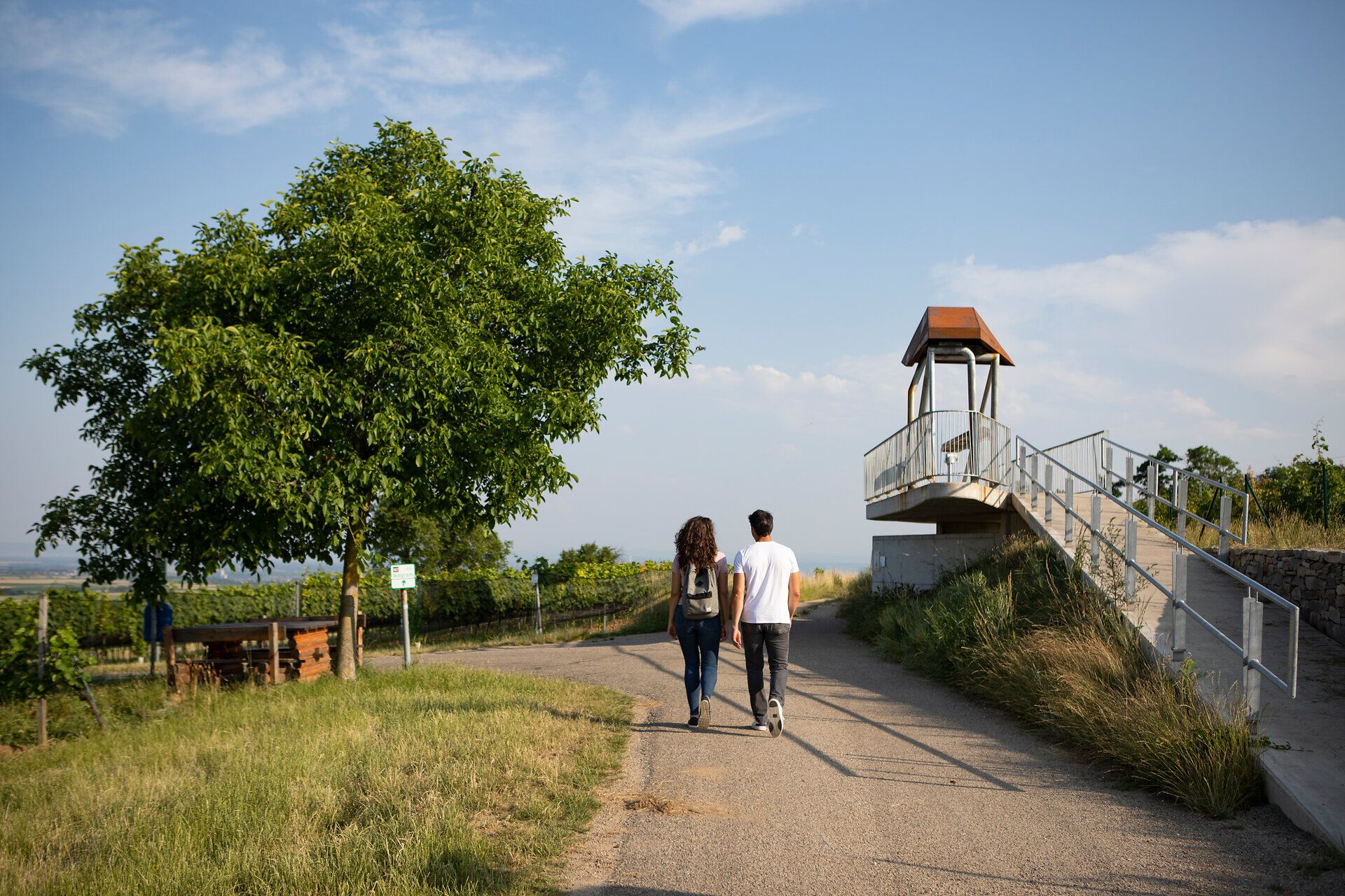 Paar wandert an der Aussichtsplattform Eisen.Hut vorbei.