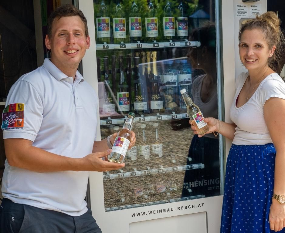 Von 6:00 bis 24:00 das gesamte Wein & Sektsortiment, Weisse-Spritzer, Hugo-Spritzer, alkoholfreie Getränke und Snacks