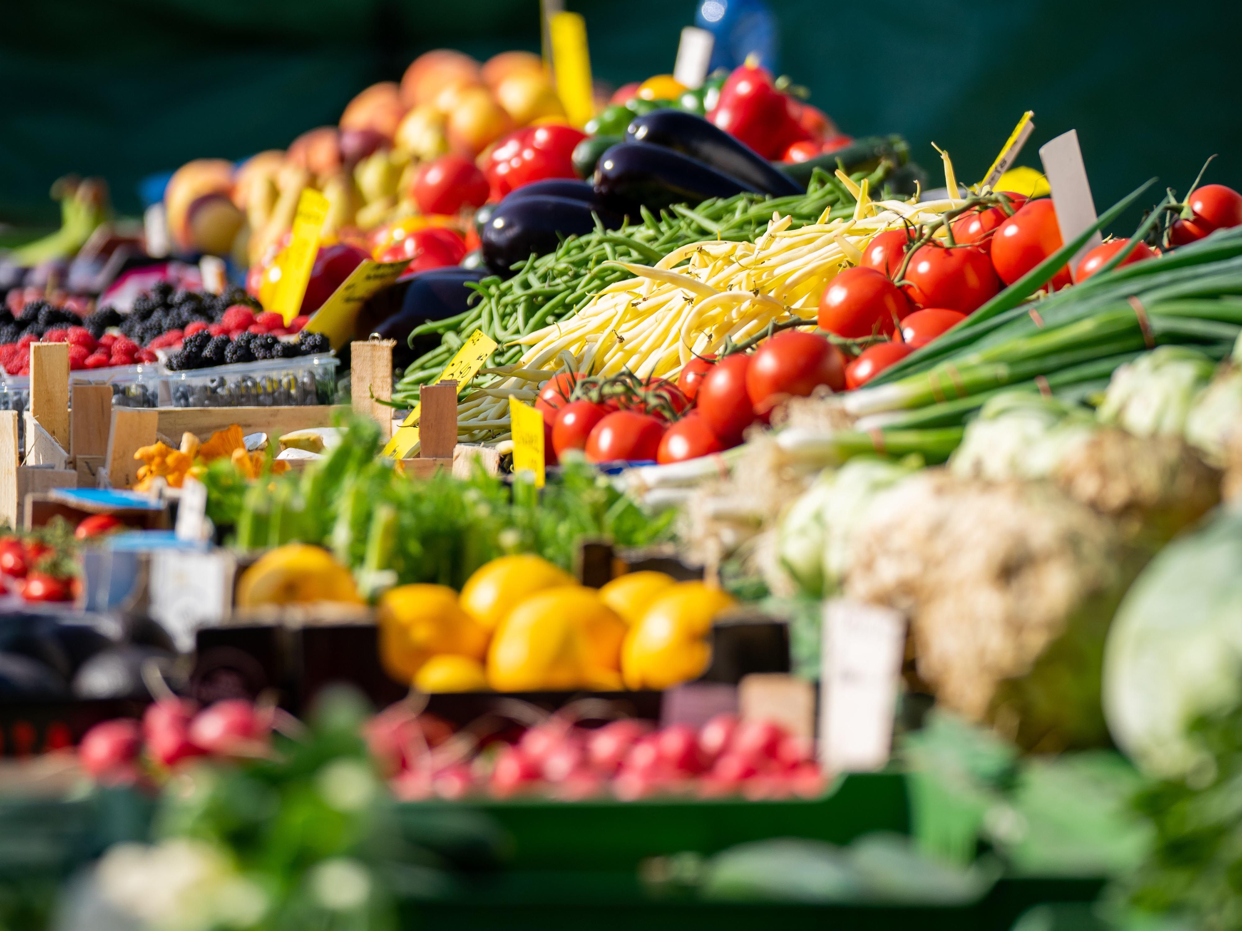 Frisches Obst und Gemüse auf einem Marktstand.