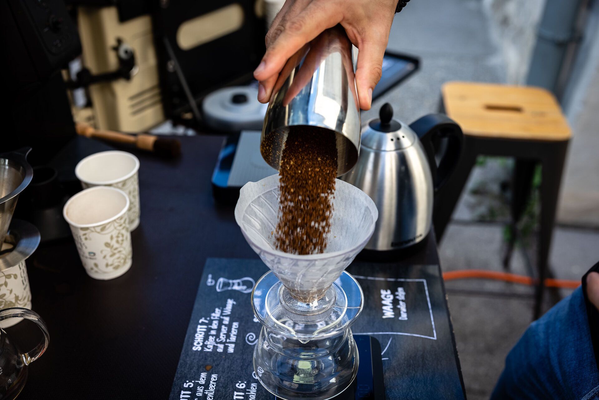 Gemahlener Kaffee wird für die Zubereitung von Filterkaffee in einen Kaffeefilter gefüllt