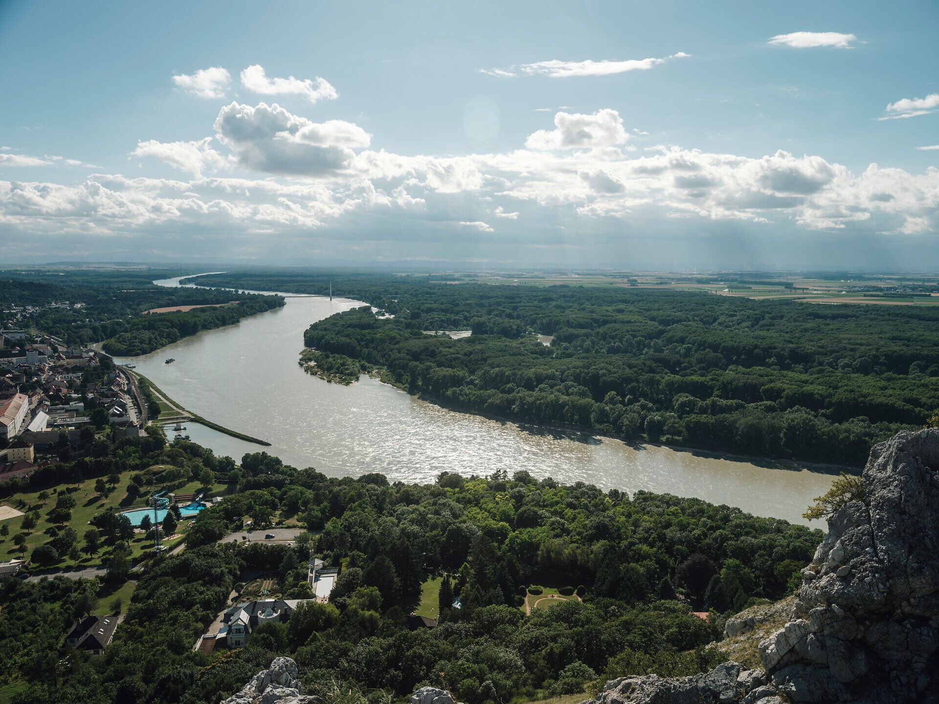 Blick vom Braunsberg auf die Donau und ins Marchfeld. 