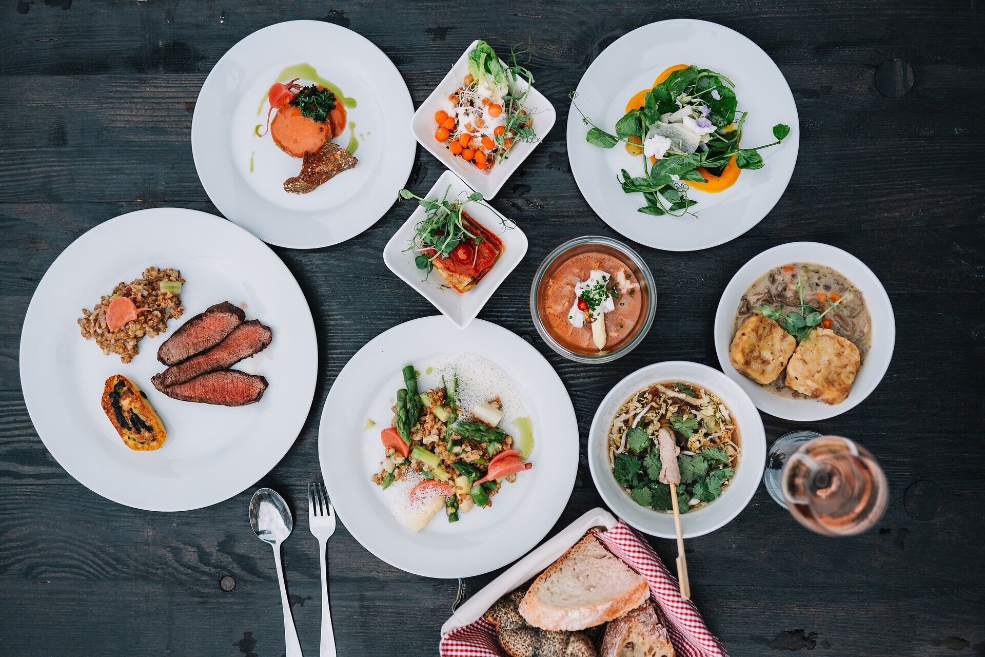 Ein festliches Sommerbuffet lädt dazu ein, die kulinarischen Köstlichkeiten der Region zu genießen. Bunte Salate, frisch zubereitete Hauptgerichte und verführerische Desserts harmonieren perfekt mit der warmen Atmosphäre des Sommerfestes. Hier wird Gastfreundschaft großgeschrieben und jeder Bissen verspricht ein Stück Heimat.