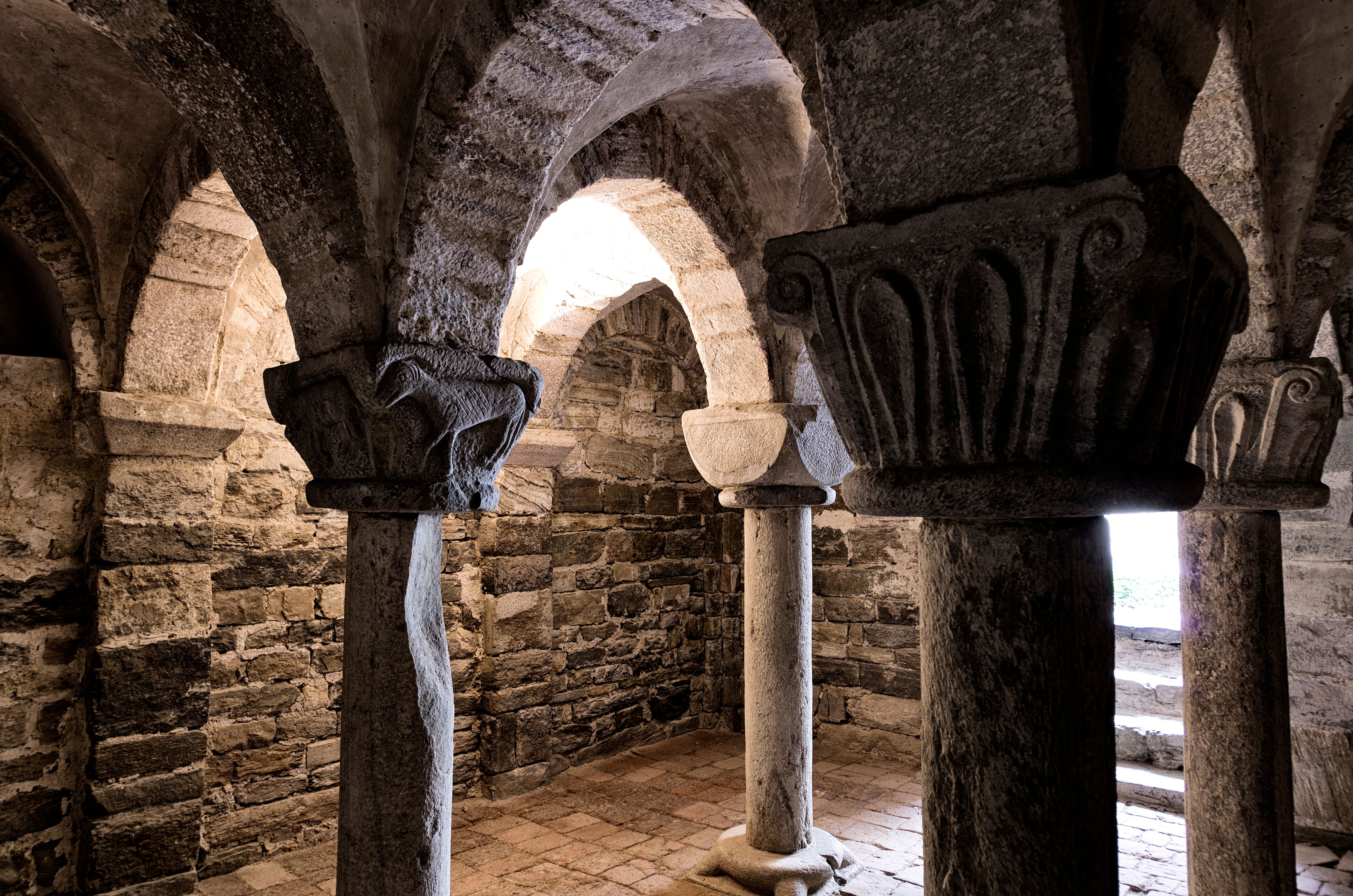 Alte Säulen aus Stein in einem steinernen Gewölbe