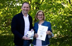 Landeshauptfrau Johanna Mikl-Leitner und Donau Niederösterreich Geschäftsführer Bernhard Schröder mit dem Wandergütesiegel für den Welterbesteig Wachau. 