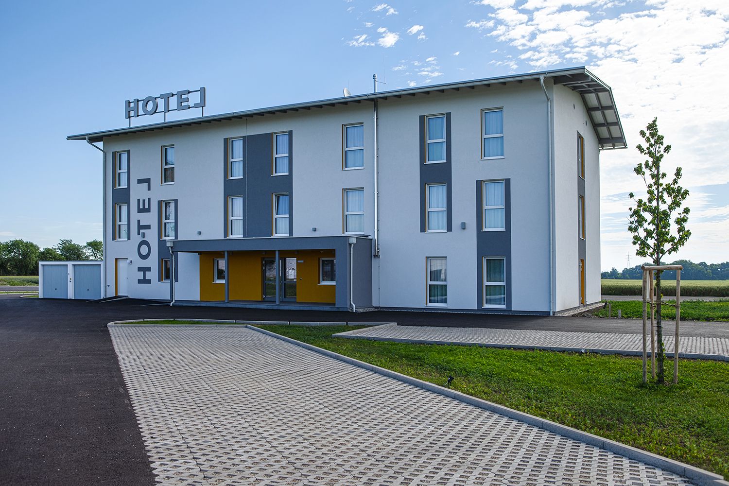 Außen Ansicht des Hotels mit dem Parkplatz.