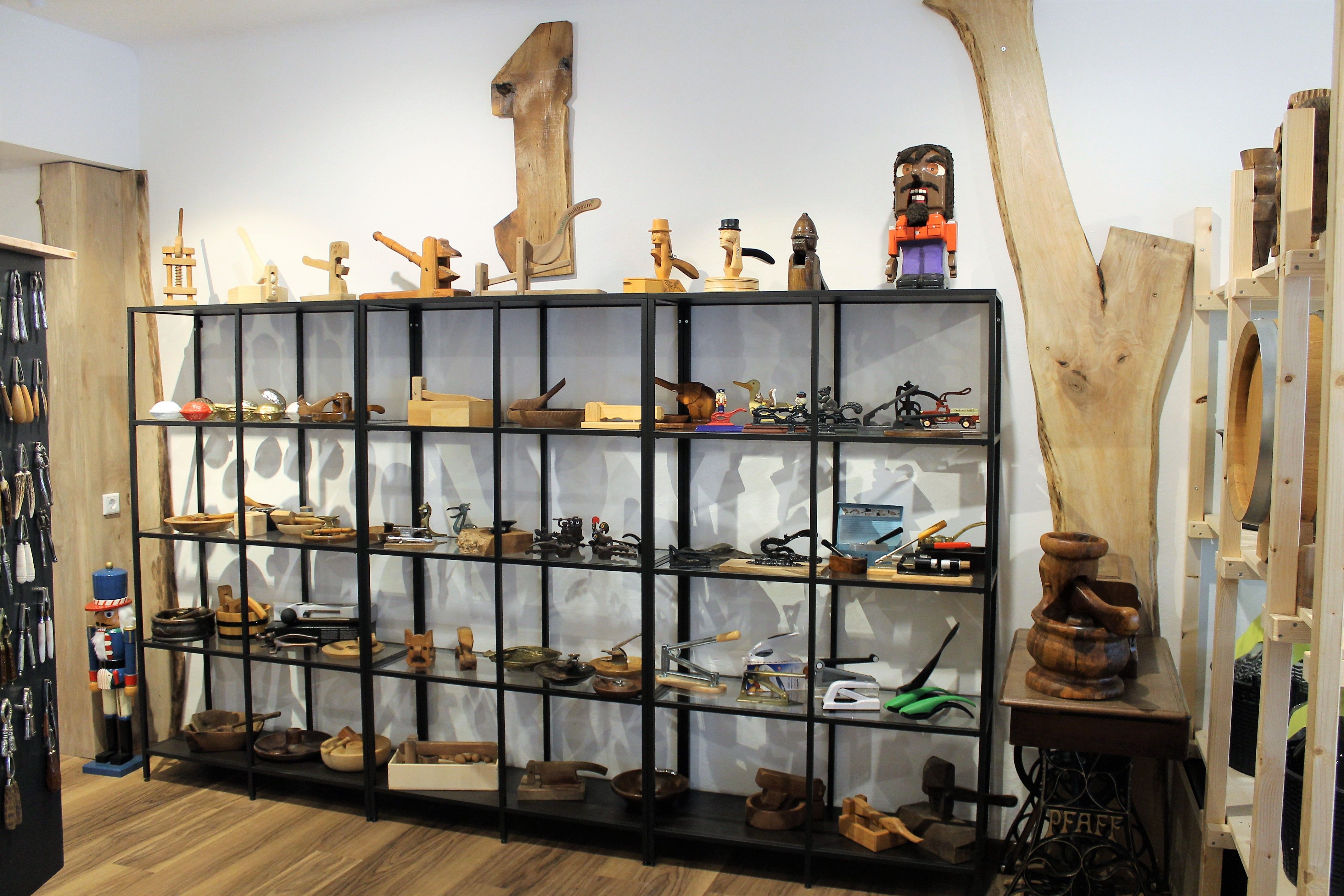 Regal mit Nussknackern und Holzobjekten im Nusseum Krummnußbaum.