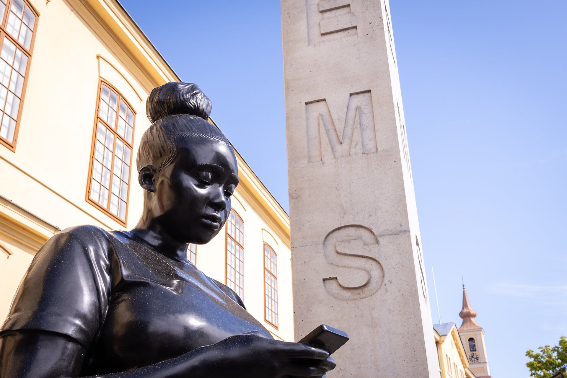 Schwarze Skulptur vor der Kunstmeile Krems