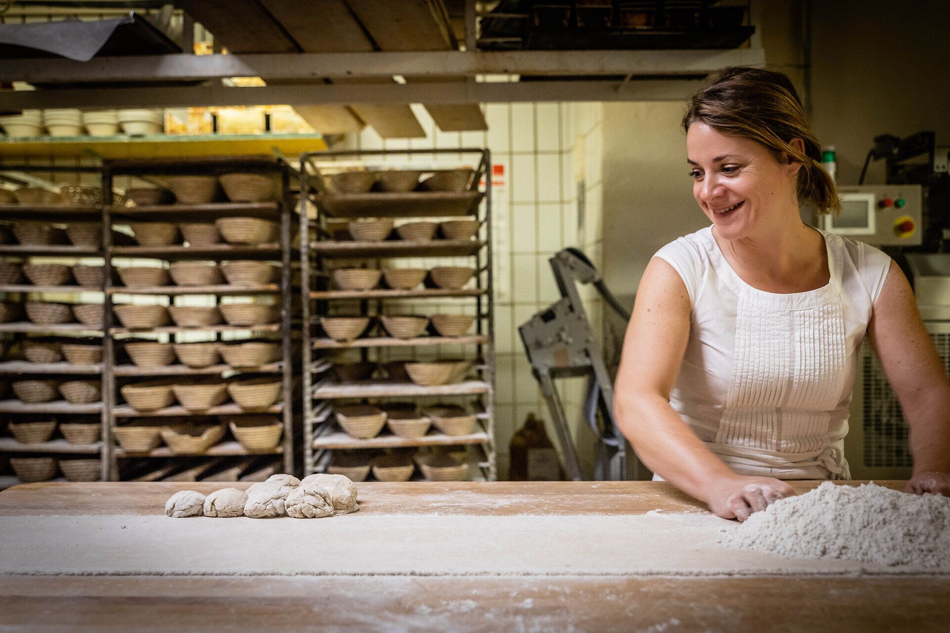 In einer einladenden Bäckerei wird mit Hingabe frisches Brot zubereitet. Der Duft von frisch gebackenem Gebäck erfüllt den Raum und verspricht ein unvergessliches Geschmackserlebnis. Hier wird Tradition gelebt und die Kunst des Backens zelebriert.