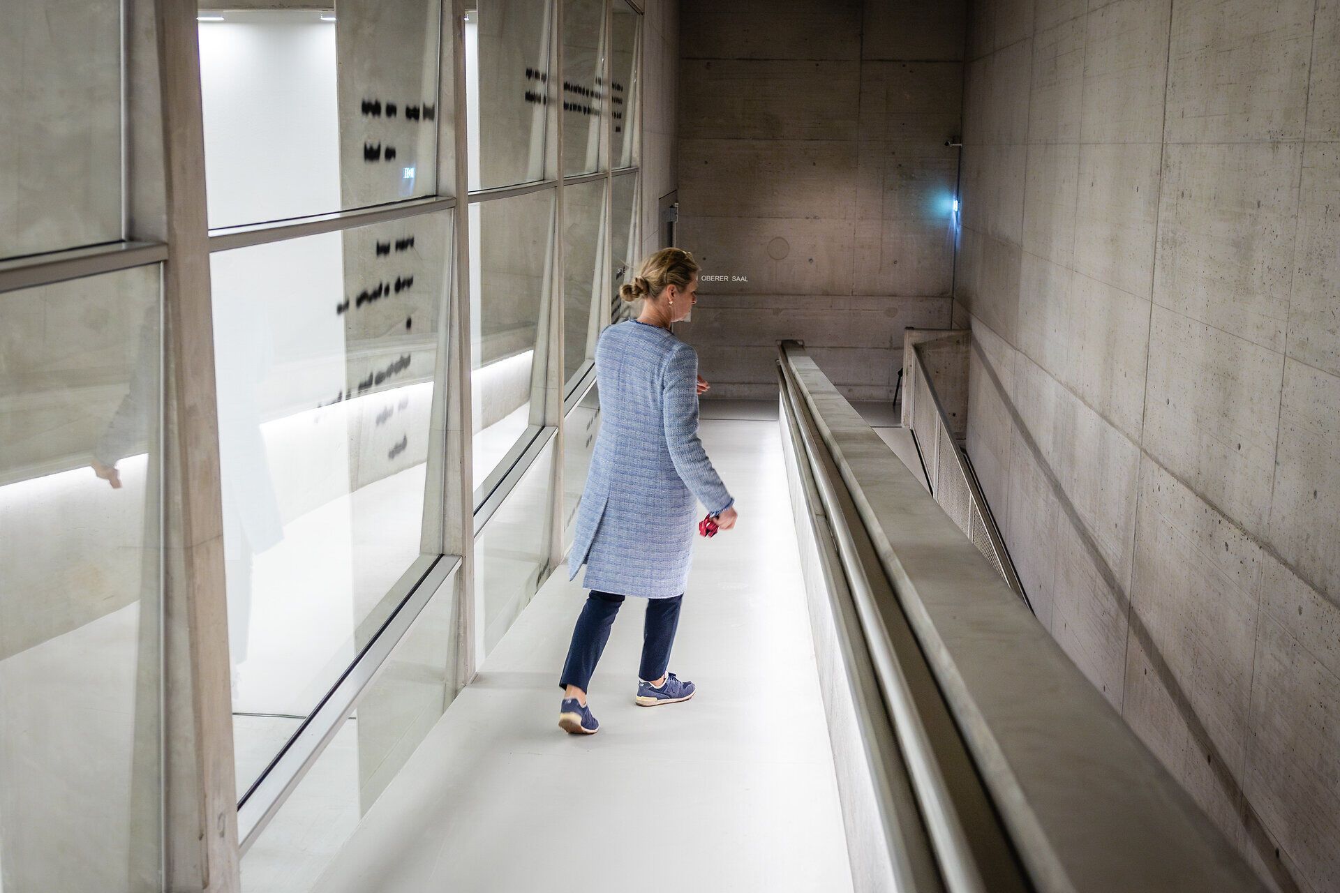 Julia Flunger-Schulz im Stiegenhaus der Landesgalerie NÖ.