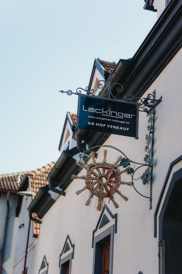 Schild mit Heurigenbuschen