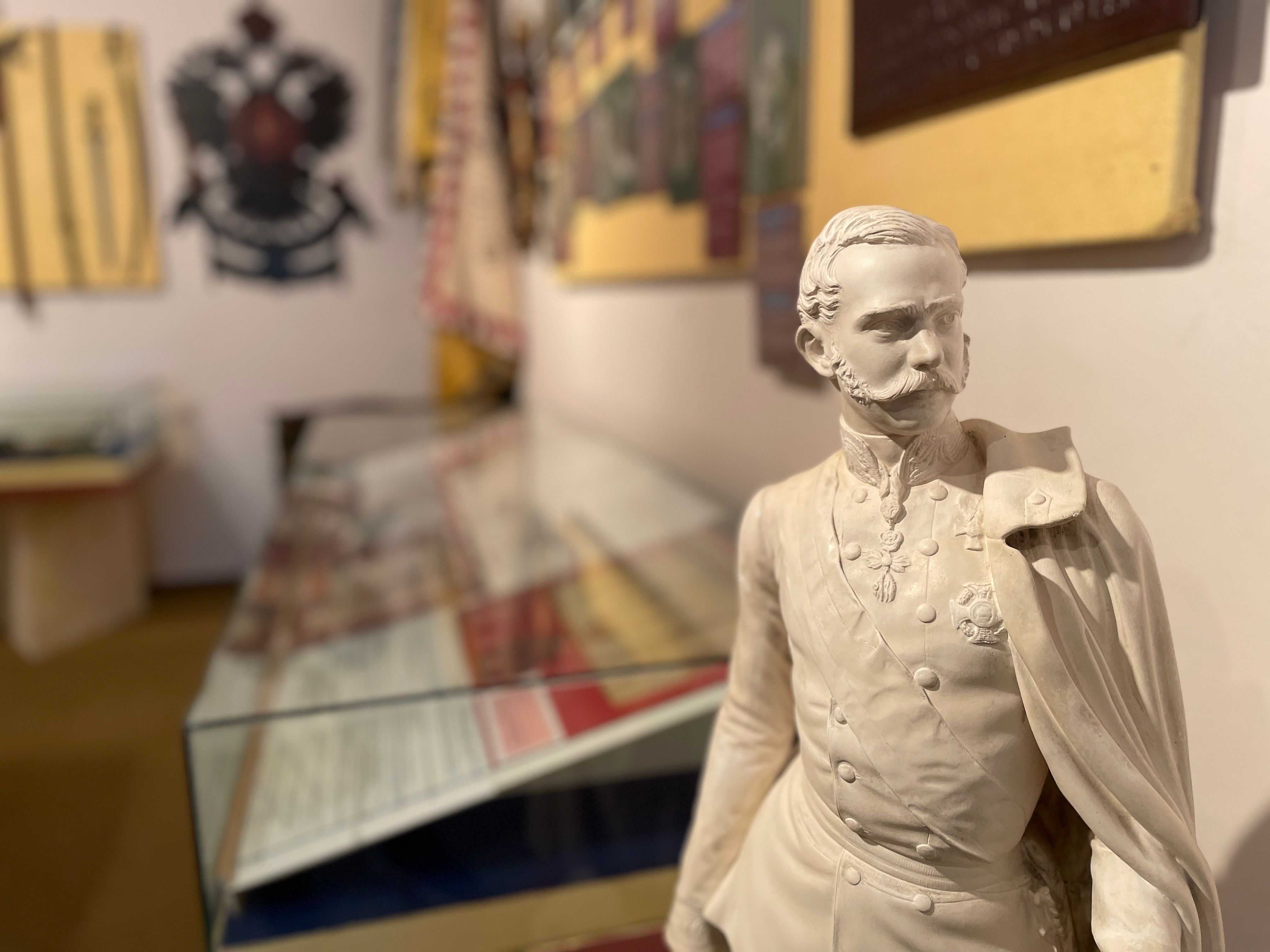 Statue eines Mannes in Uniform im Heimatmuseum Persenbeug-Gottsdorf.