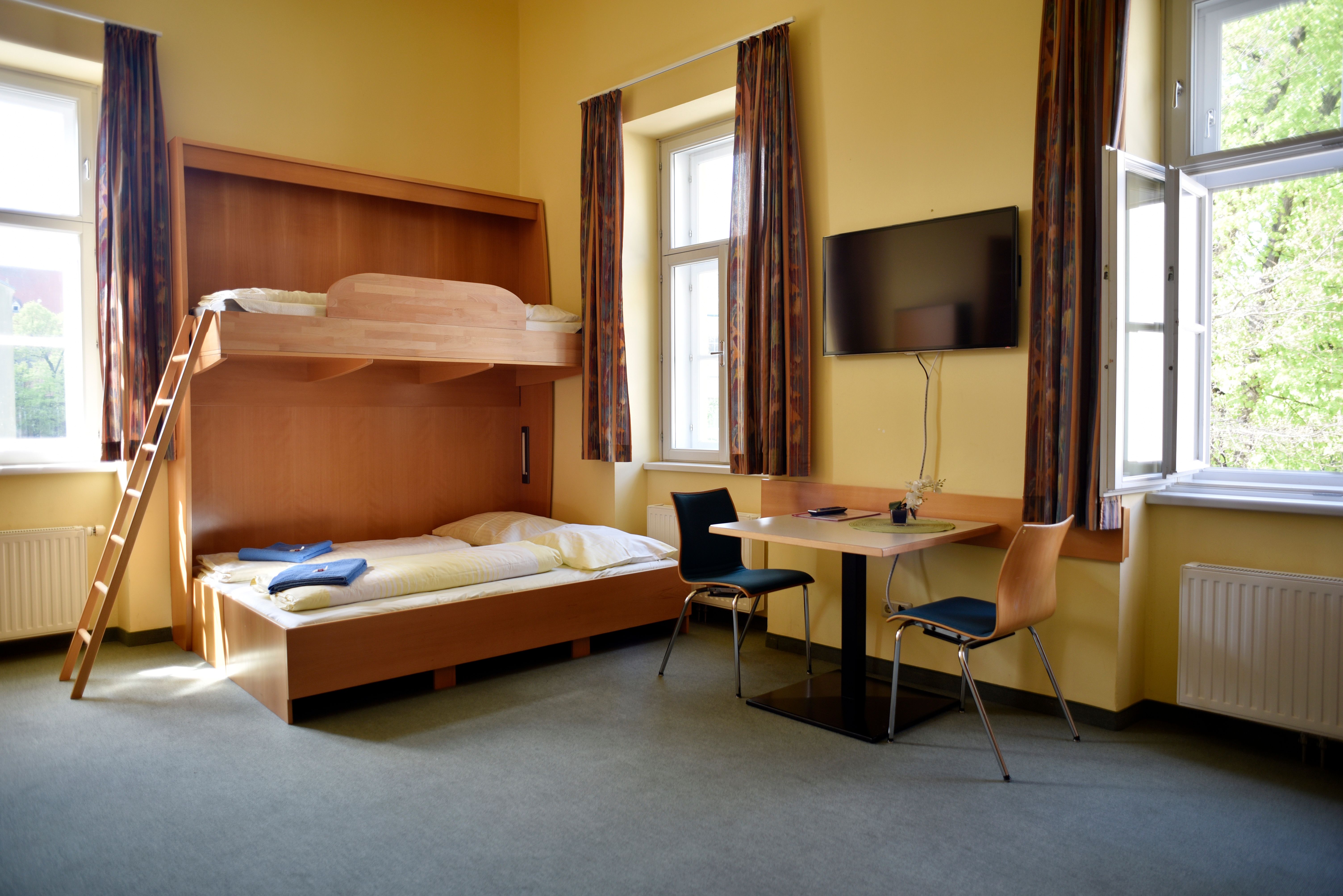 Doppelzimmer, dass mit einem Wandbett zu einem Mehrbettzimmer umgebaut werden kann 