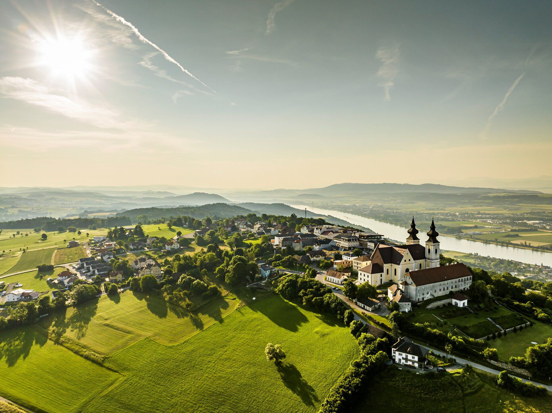 Basilika Maria Taferl im Nibelungengau bei aufgehender Sonne mit Blick in den Nibelungengau und auf die Donau