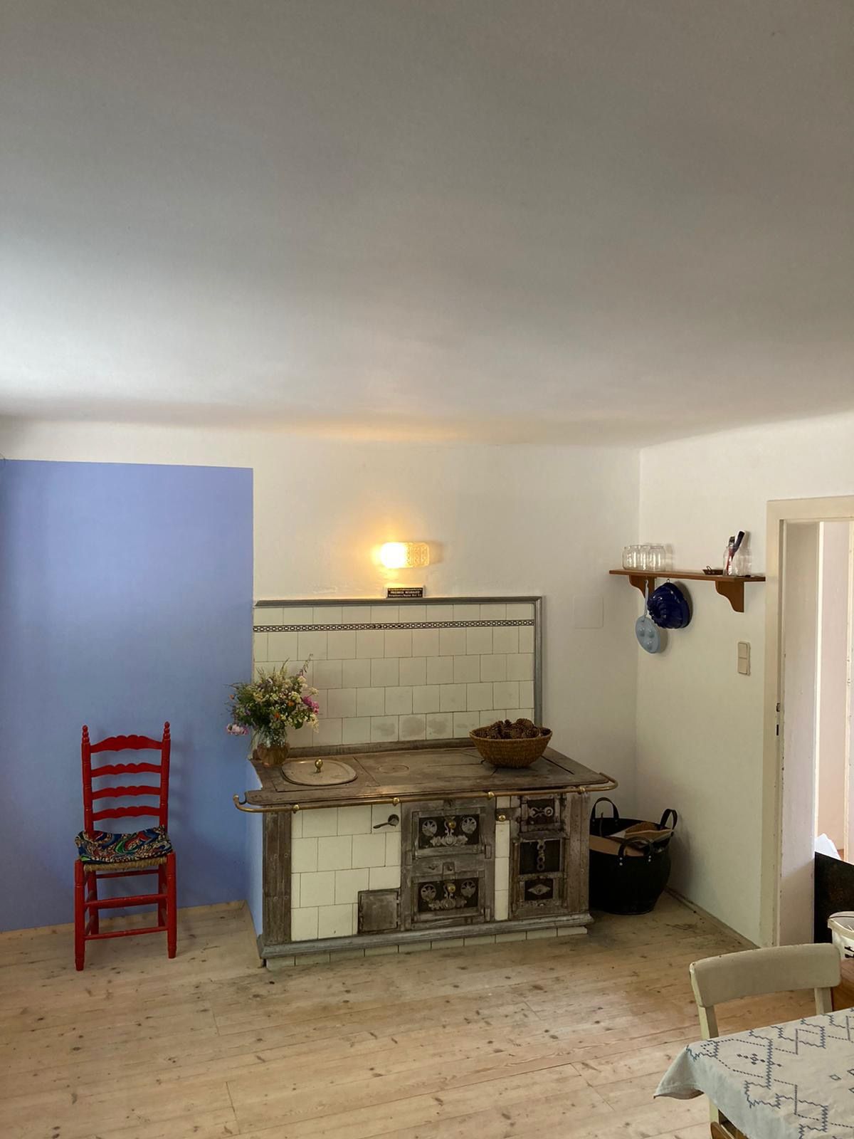 Ein alter Kamin bzw. Backofen auf einem alten Holzboden.