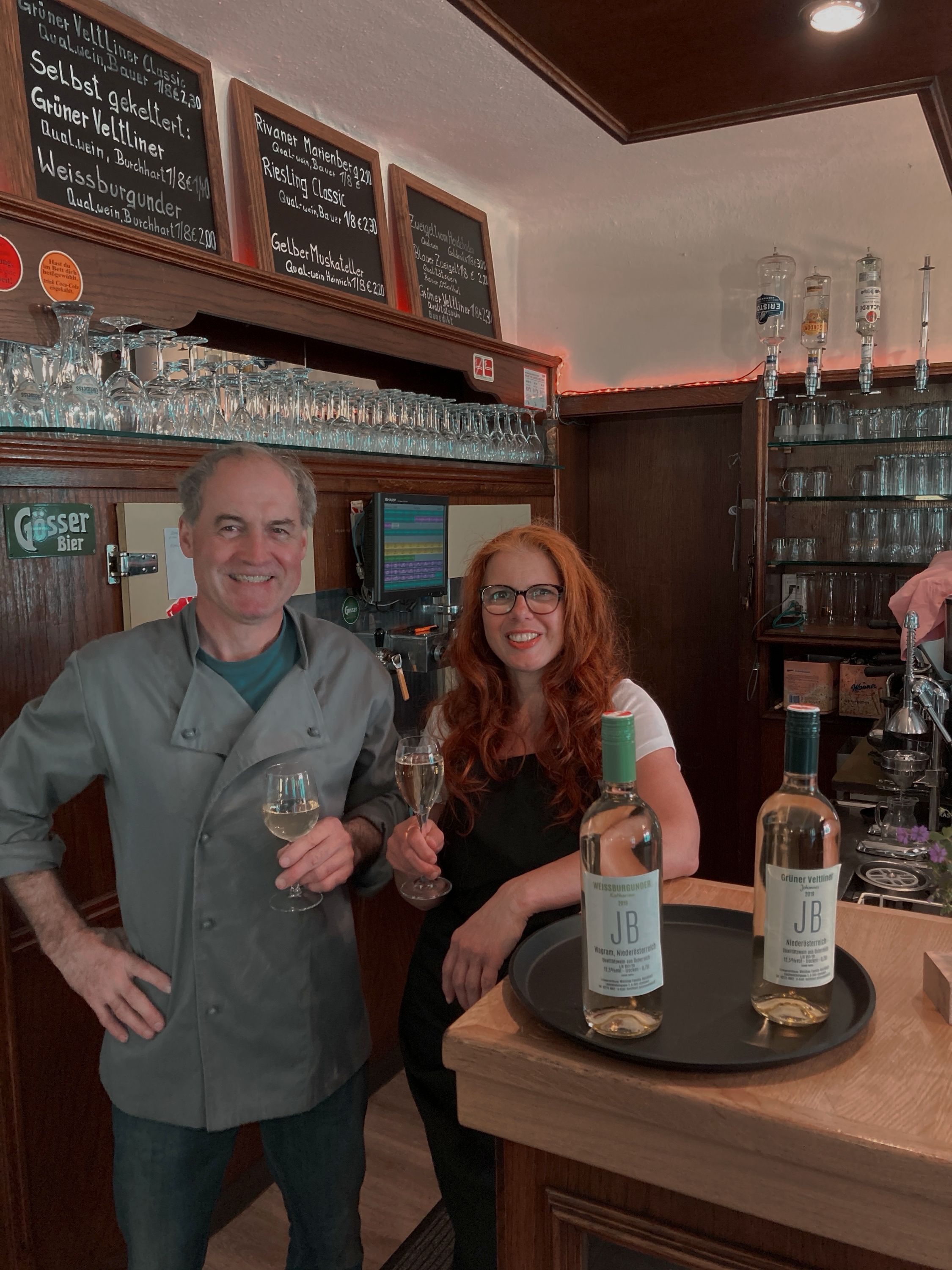 Das Ehepaar Burchard mit jeweils einem Glas Wein in der Hand.