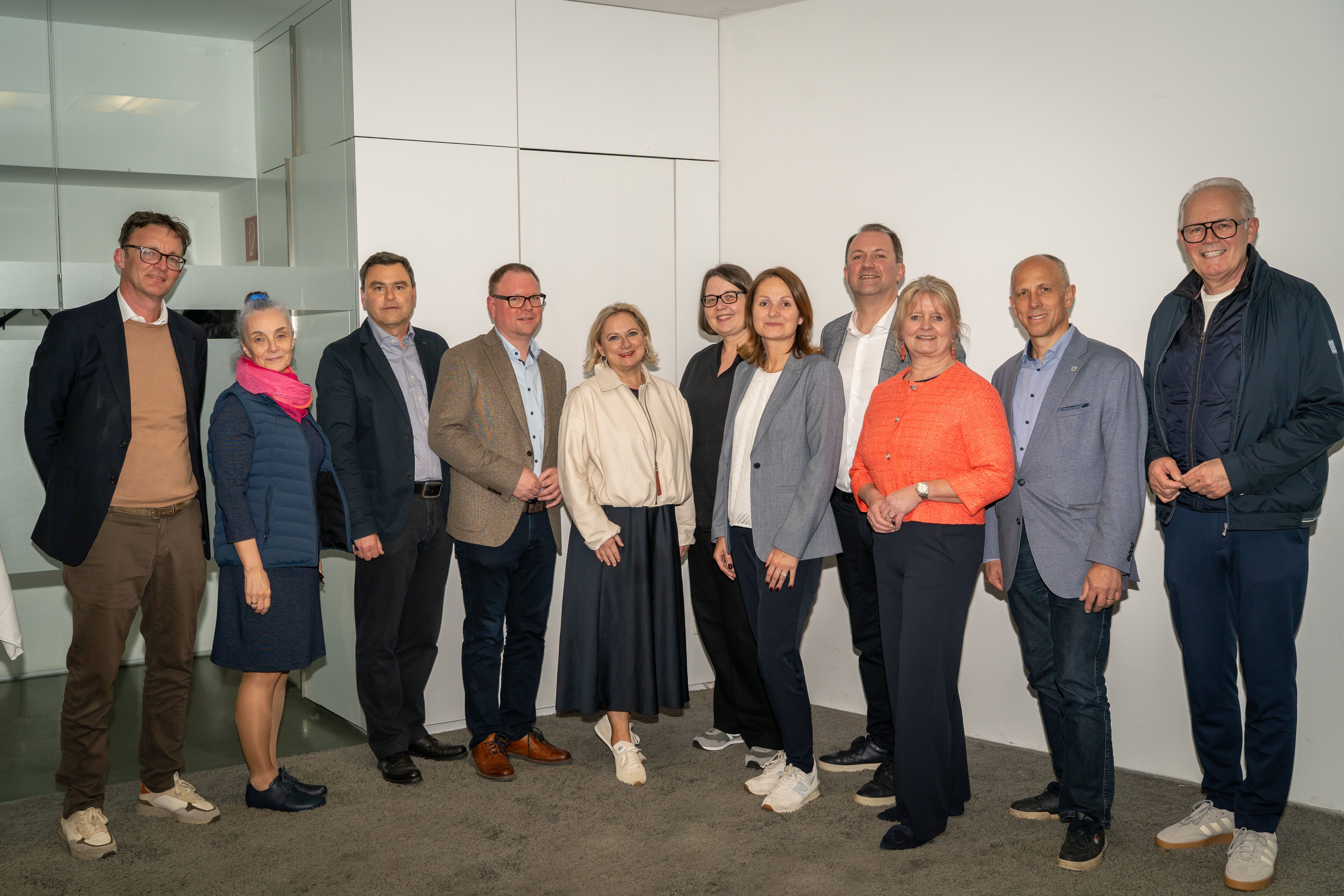 Gruppenfoto der Teilnehmerinnen und Teilnehmer beim Tourismusdialog am Wagram 2026 in Kirchberg am Wagram.