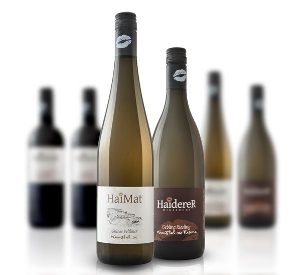 Zwei Weinflaschen im Vordergrund, unscharfe Flaschen im Hintergrund.