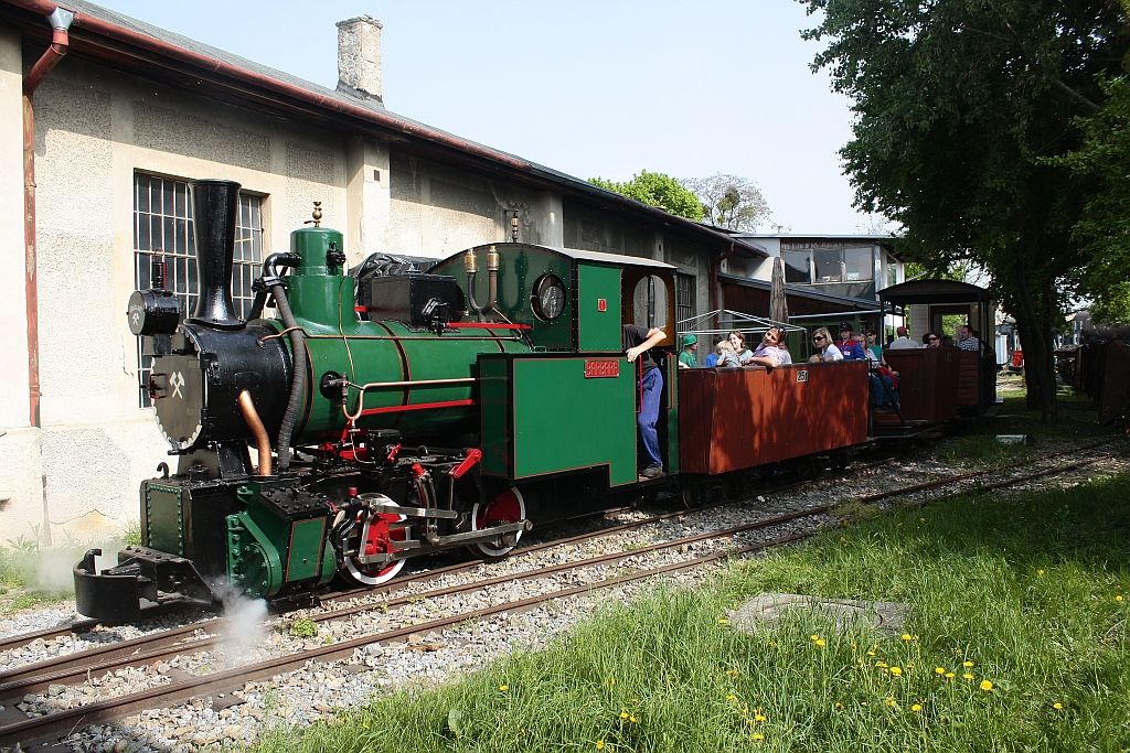 Dampflok mit Passagierwaggons im Eisenbahnmuseum Schwechat.