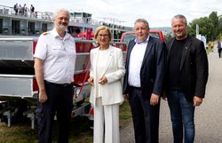 Übergabe von zwei Evakuierungsbooten, gesponsert von Viking Cruises an die Freiwillige Feuerwehr Krems: Gerhard Urschler (Freiwillige Feuerwehr Krems, Landeshauptfrau Johanna Mikl-Leitner, Thomas Bogler (Viking Cruises) und Peter Molnar (Bürgermeister Stadt Krems). 
