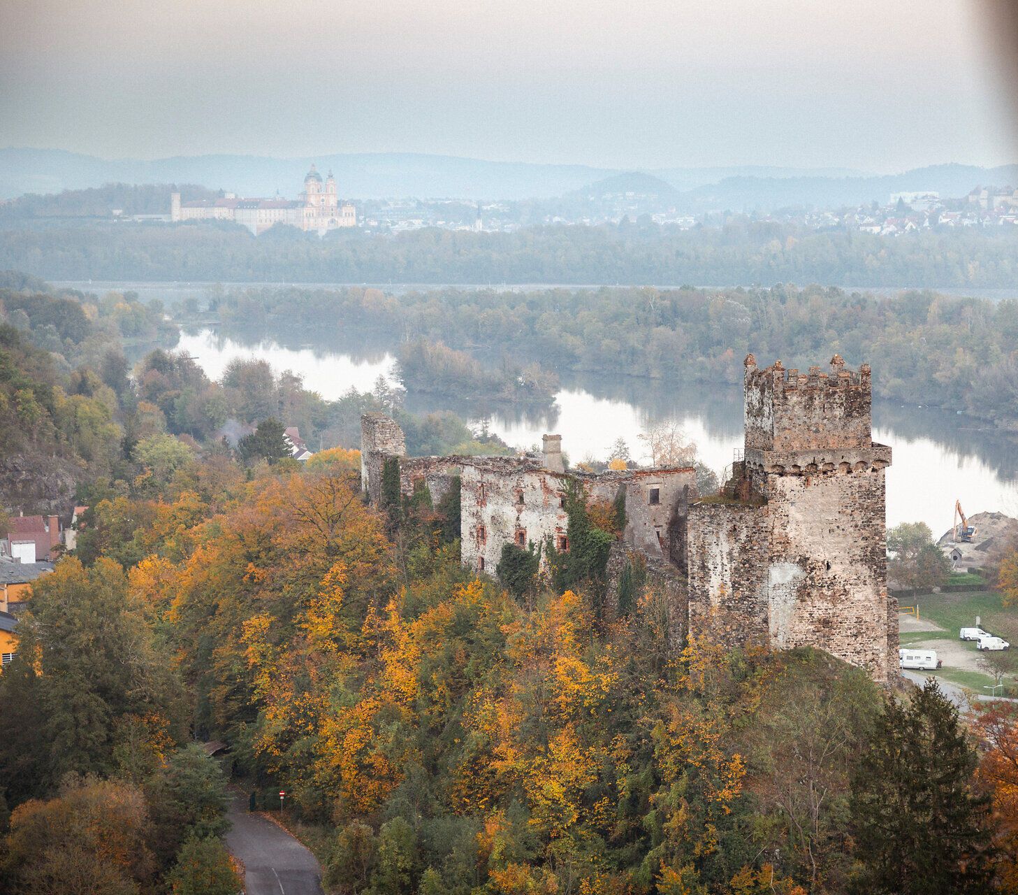 Ruine Weitenegg und Blick auf den Badesee Weitenegg und die Donau im Nibelungengau