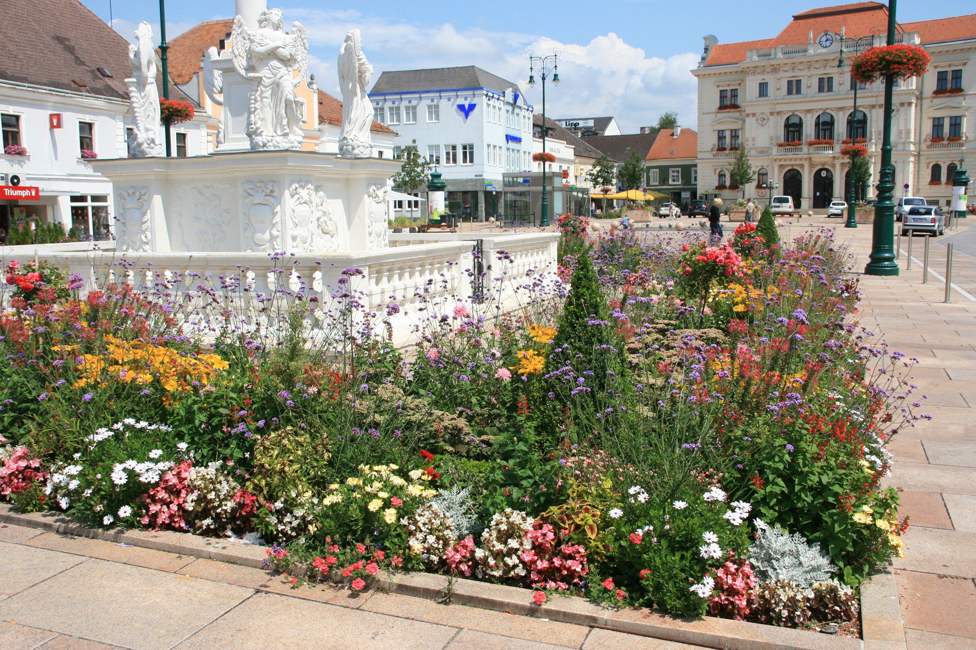 Blumenbeet vor der Pestsäule auf dem Hauptplatz in Tulln.