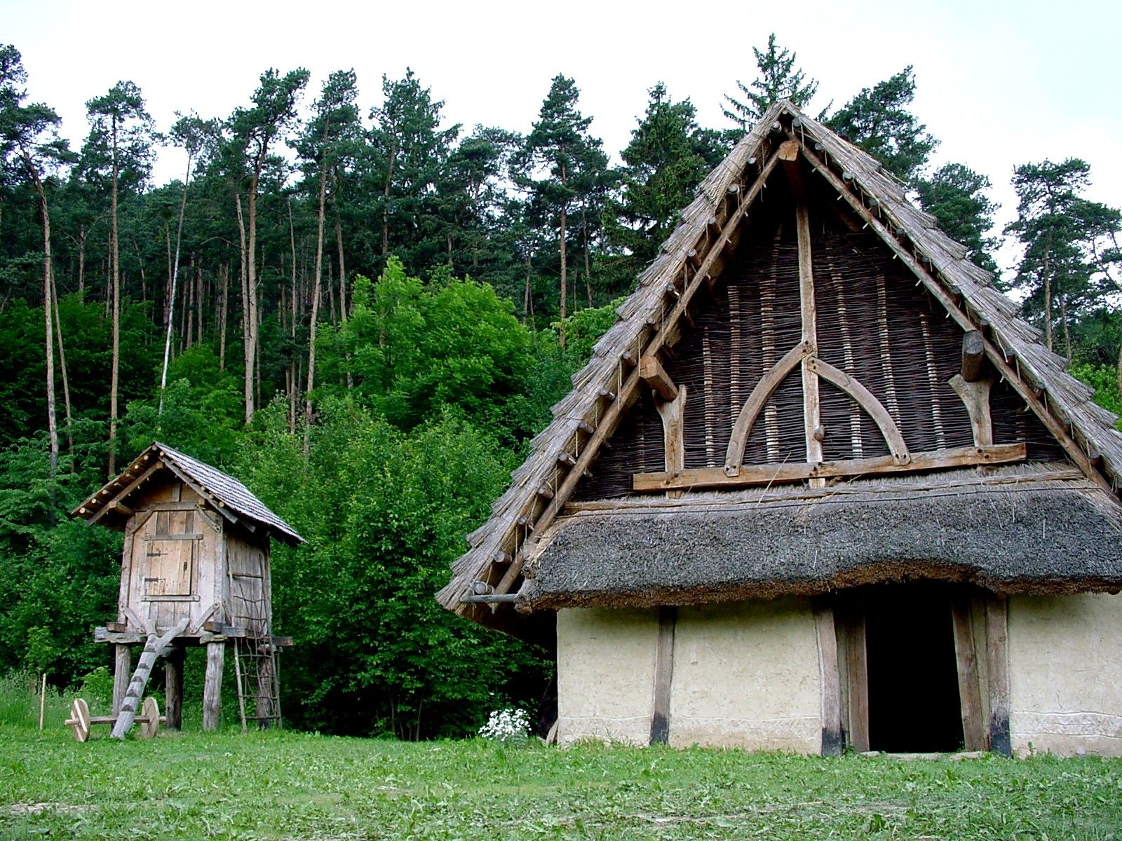Traditionelle Holzhäuser im Freilichtmuseum Elsarn.