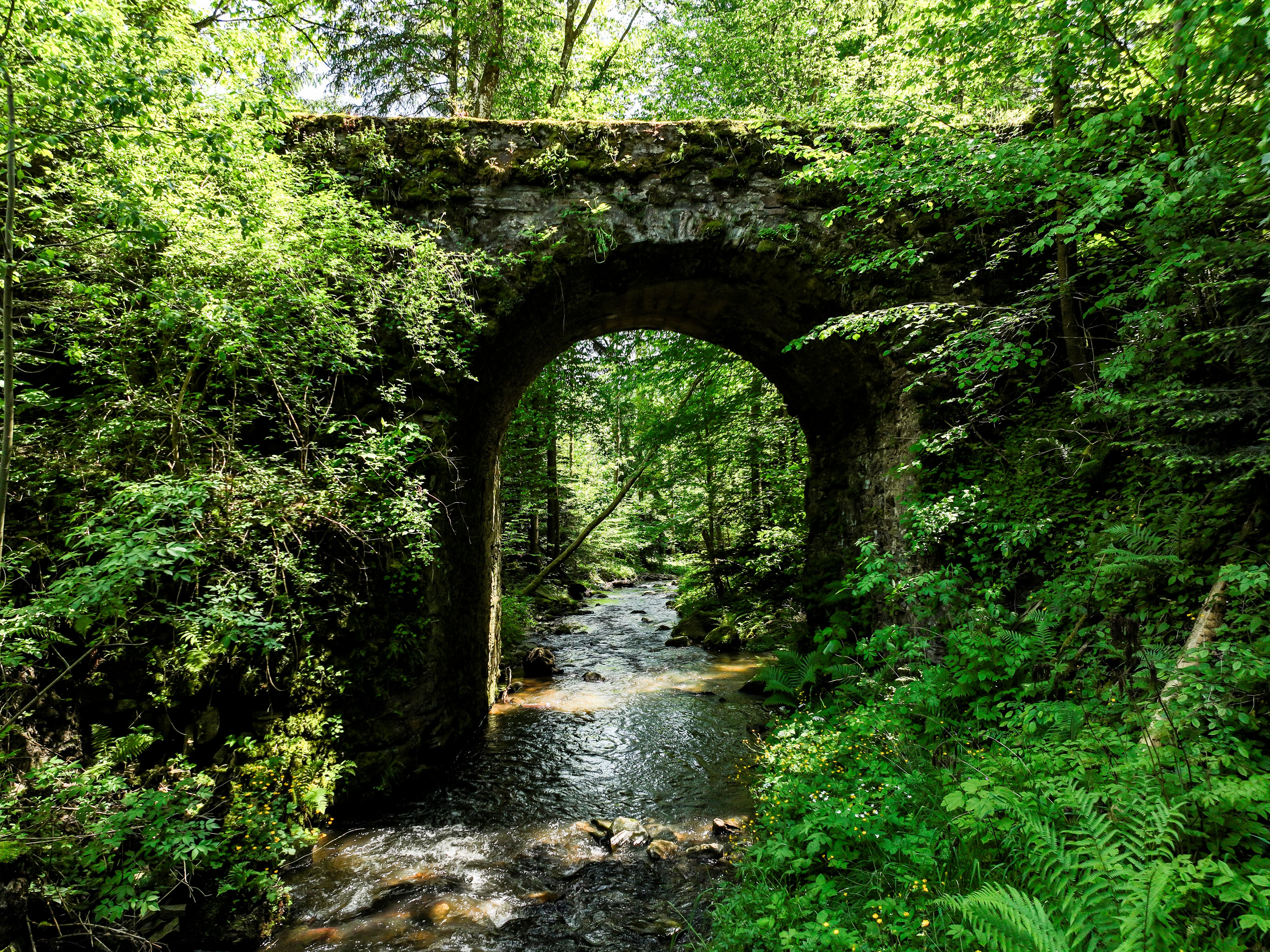 Ansicht einer der Römberbrücken entlang des Schwarzaubaches