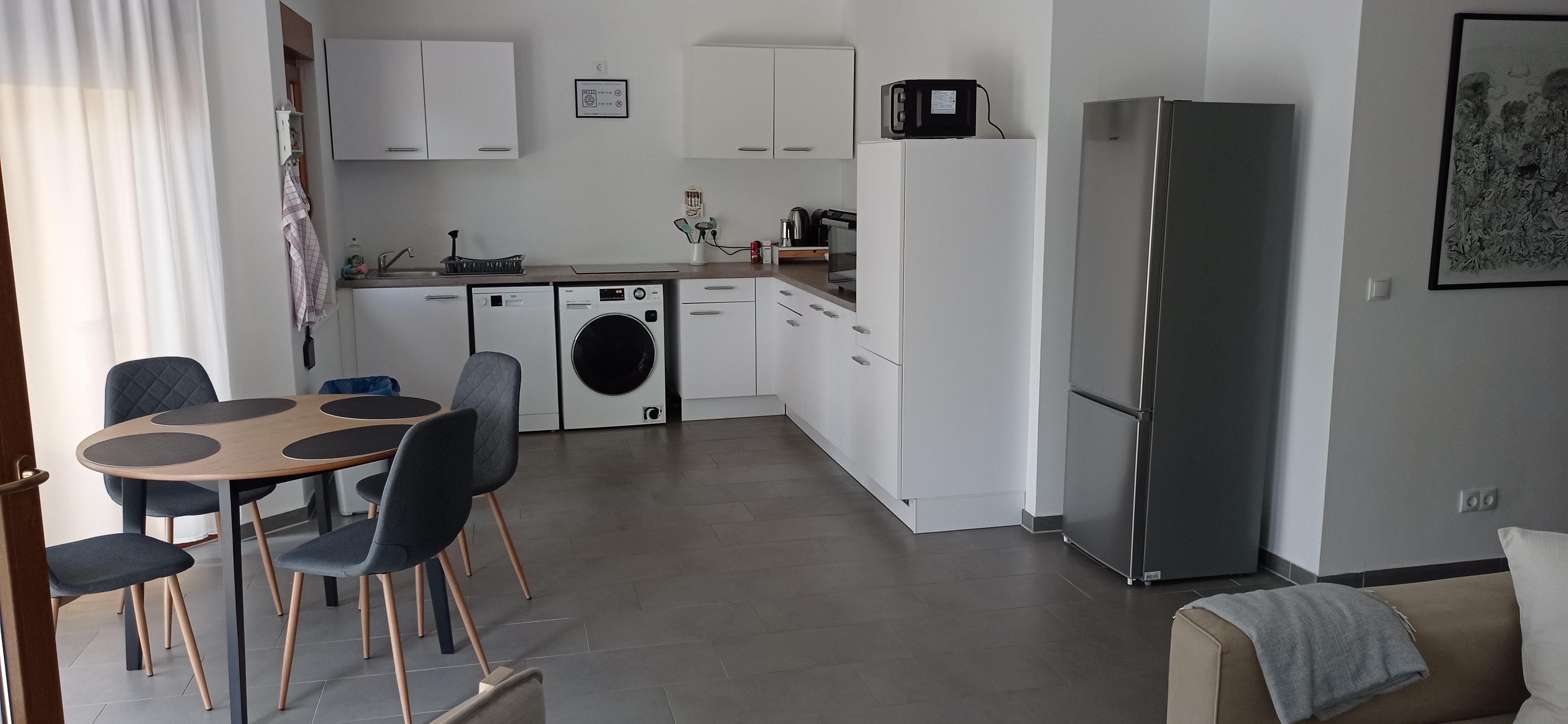 Wohnküche mit Waschmaschine und Esstisch 