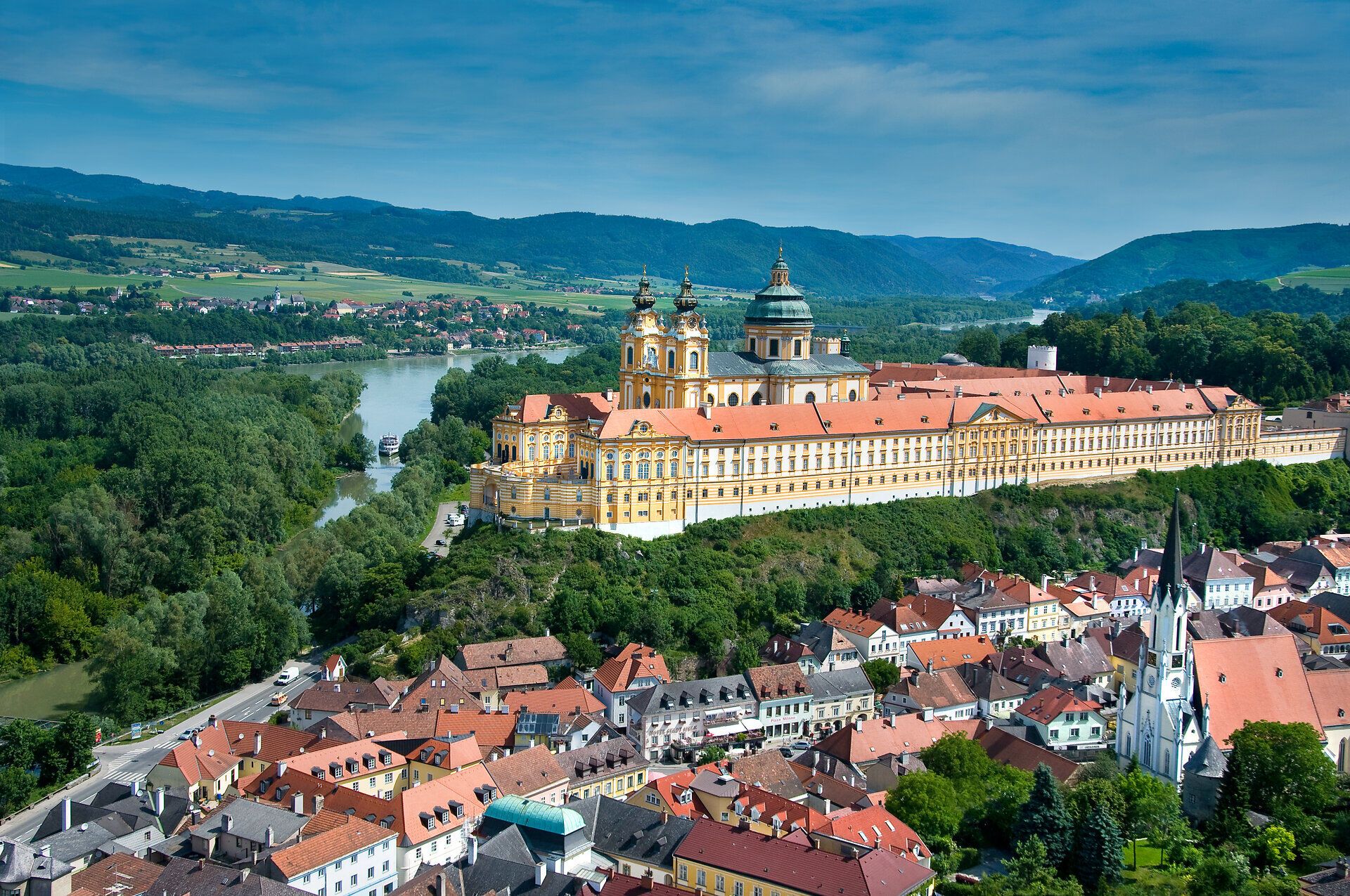 Das majestätische Stift Melk thront über der Donau und bietet einen atemberaubenden Blick auf die umliegende Landschaft. Die barocke Architektur und die üppigen Gärten laden dazu ein, die Schönheit der Wachau zu erkunden und die Seele baumeln zu lassen.