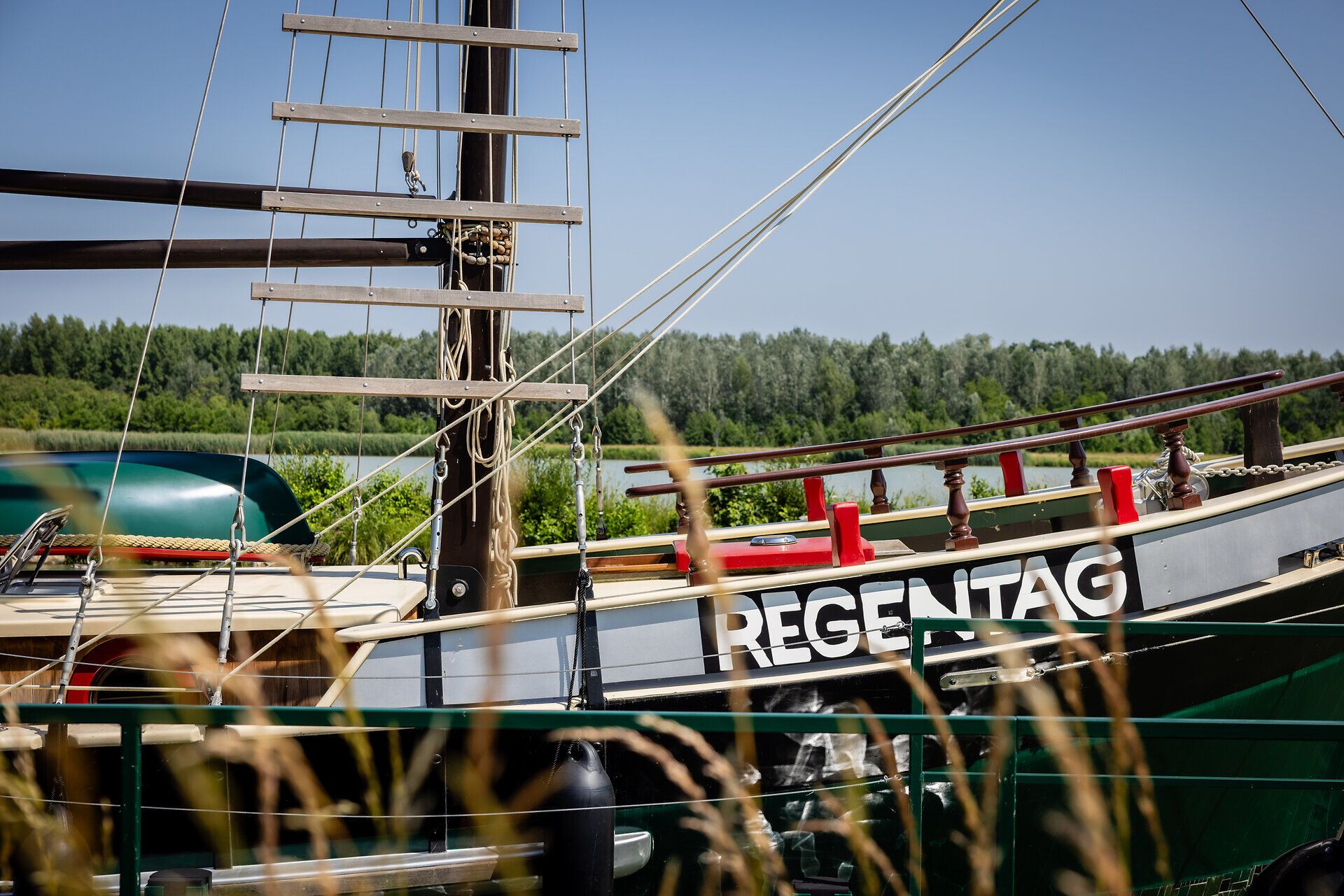 Die Regentag, das Schiff von Hundertwasser mit braun-roter Reeling und Masten samt Strickleiter