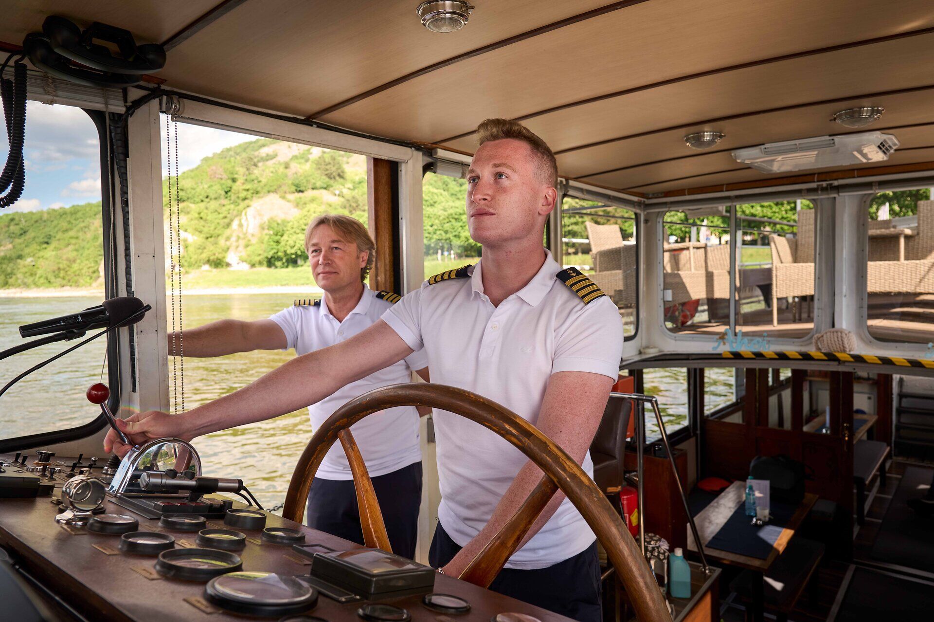 Schiffsführer am Steuer eines Schiffes.
