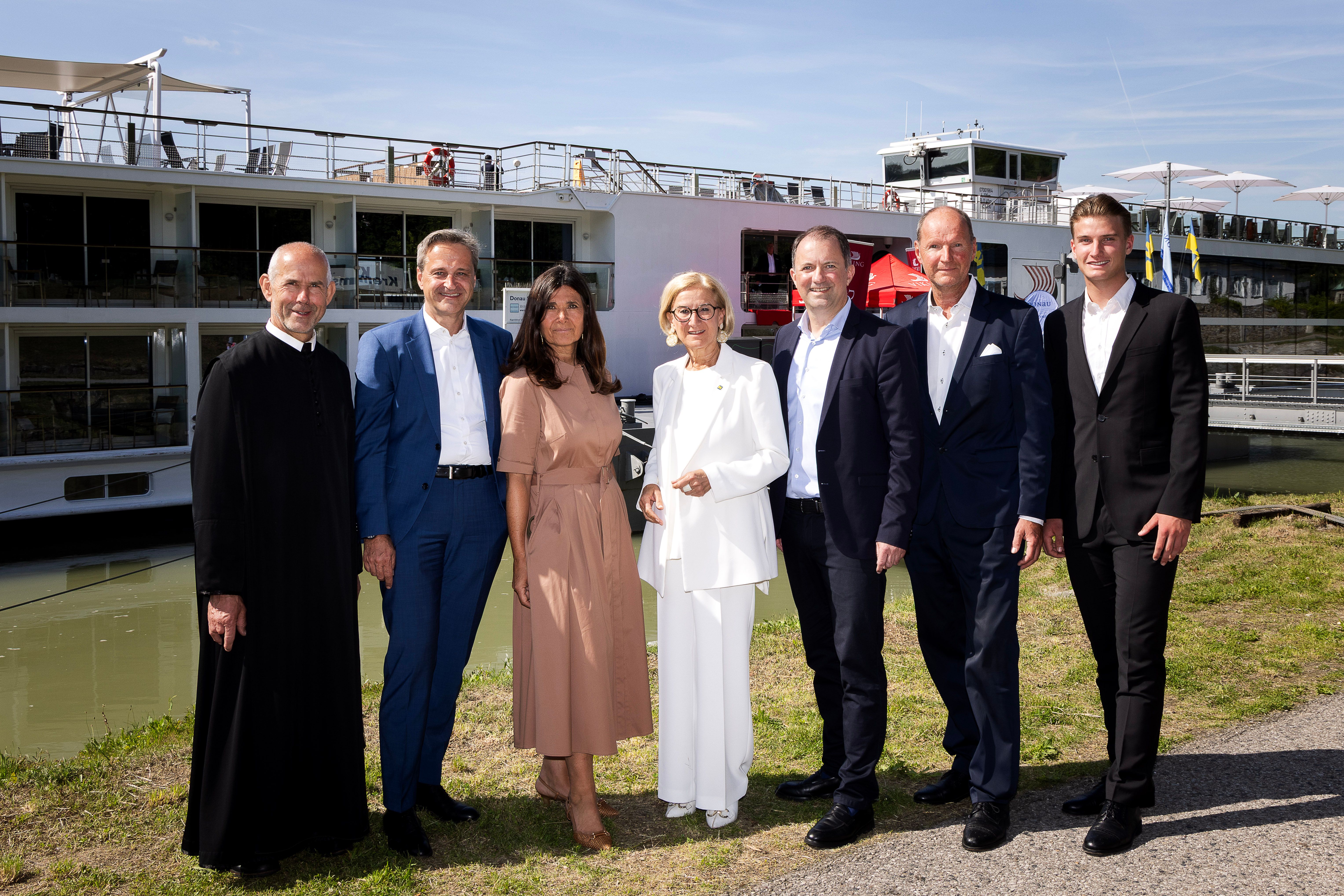 Pater Maurus Kocher (Stift Göttweig), Harald Seebacher (Viking Cruises), Birgit Brander-Wallner (DonauStationen), Landeshauptfrau Johanna Mikl-Leitner, Bernhard Schröder (Donau Niederösterreich Tourismus), Heinrich und Georg Wallner (DonauStationen). 