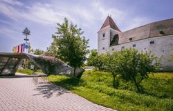 Außenansicht und Eingangsbereich von Schloss Orth an der Donau. 