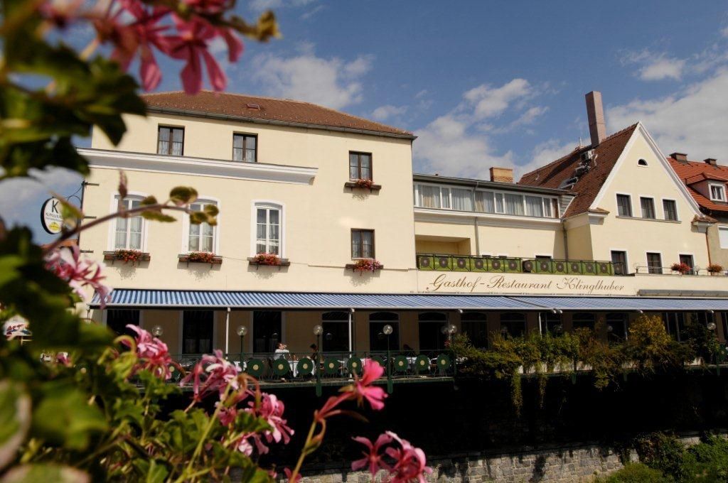 Hotel und Gasthof Klinglhuber mit Blumen im Vordergrund.