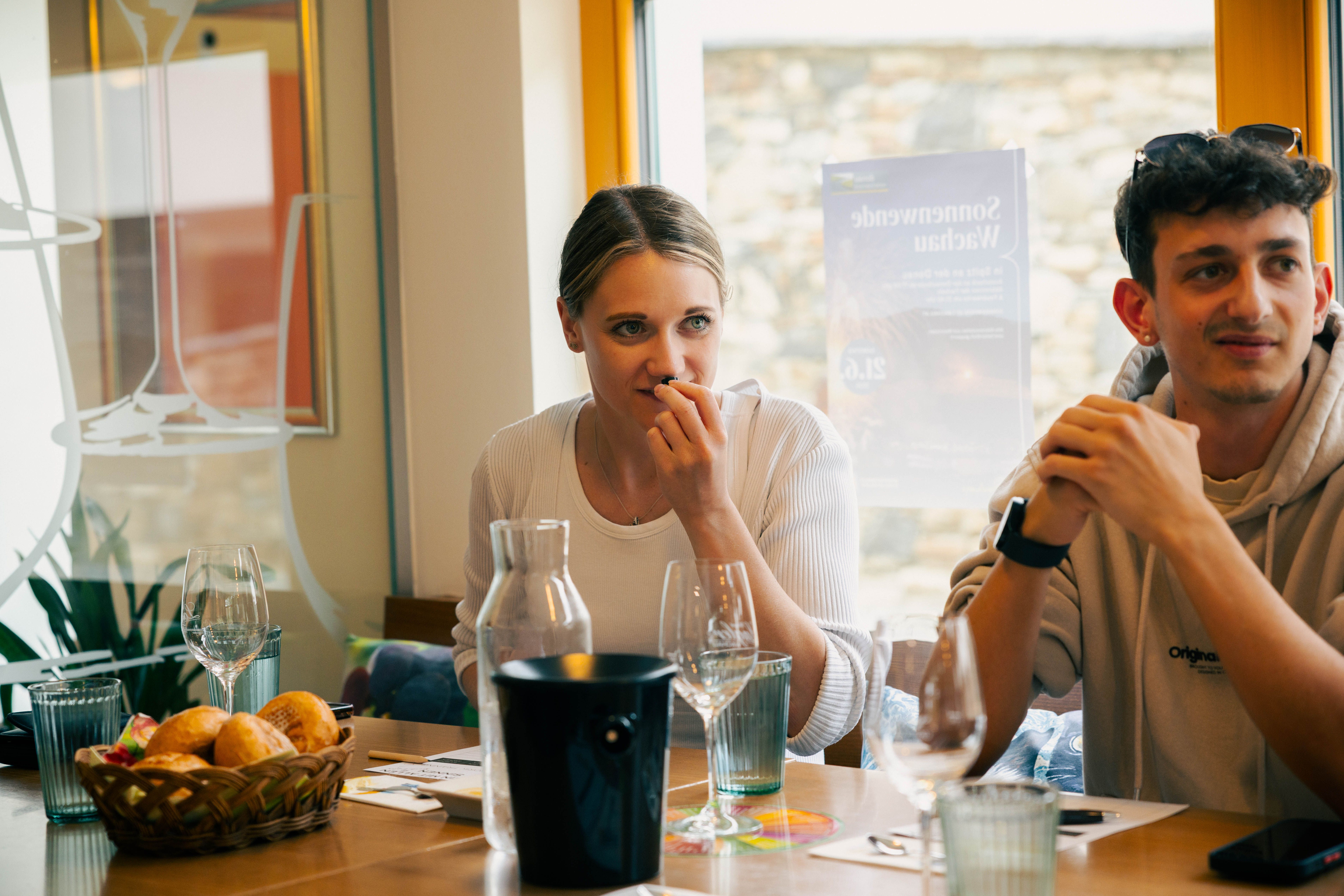 Zwei Personen beim Weinsensorik Training