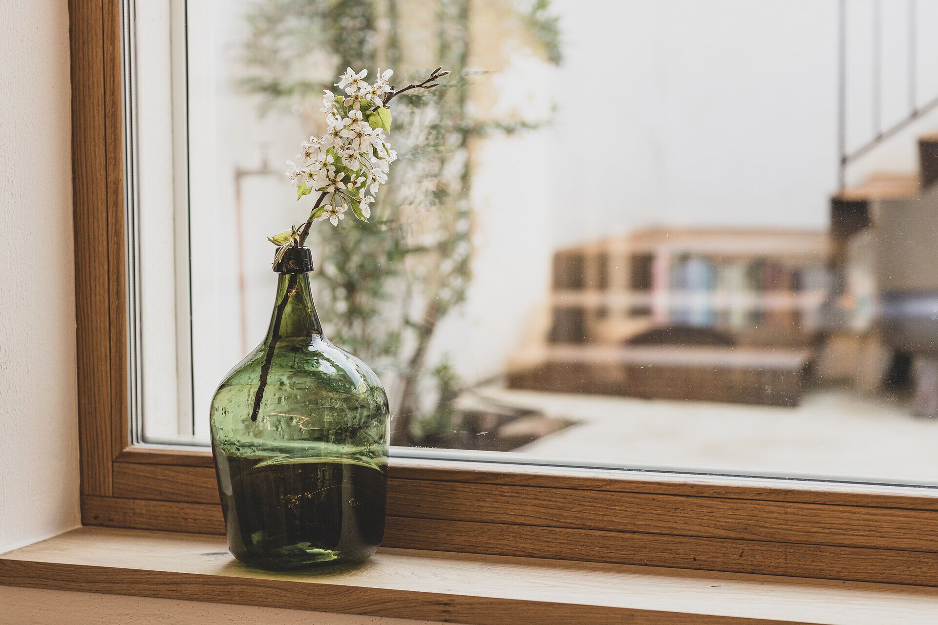 Großes Fenster mit Blick in den Innenhof.