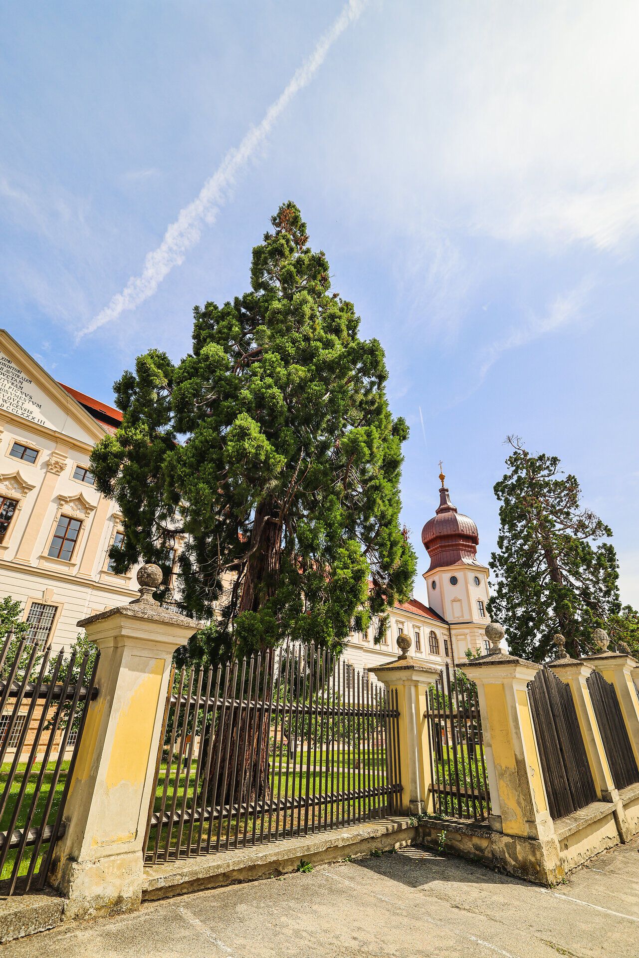 Stift Göttweig von außen mit einem Zaun davor