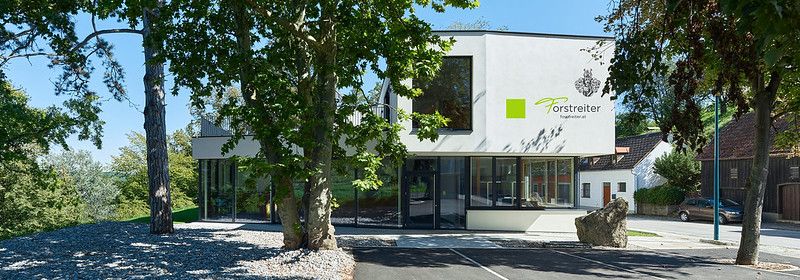 Moderner Weinpavillon in Hollenburg umgeben von Bäumen.