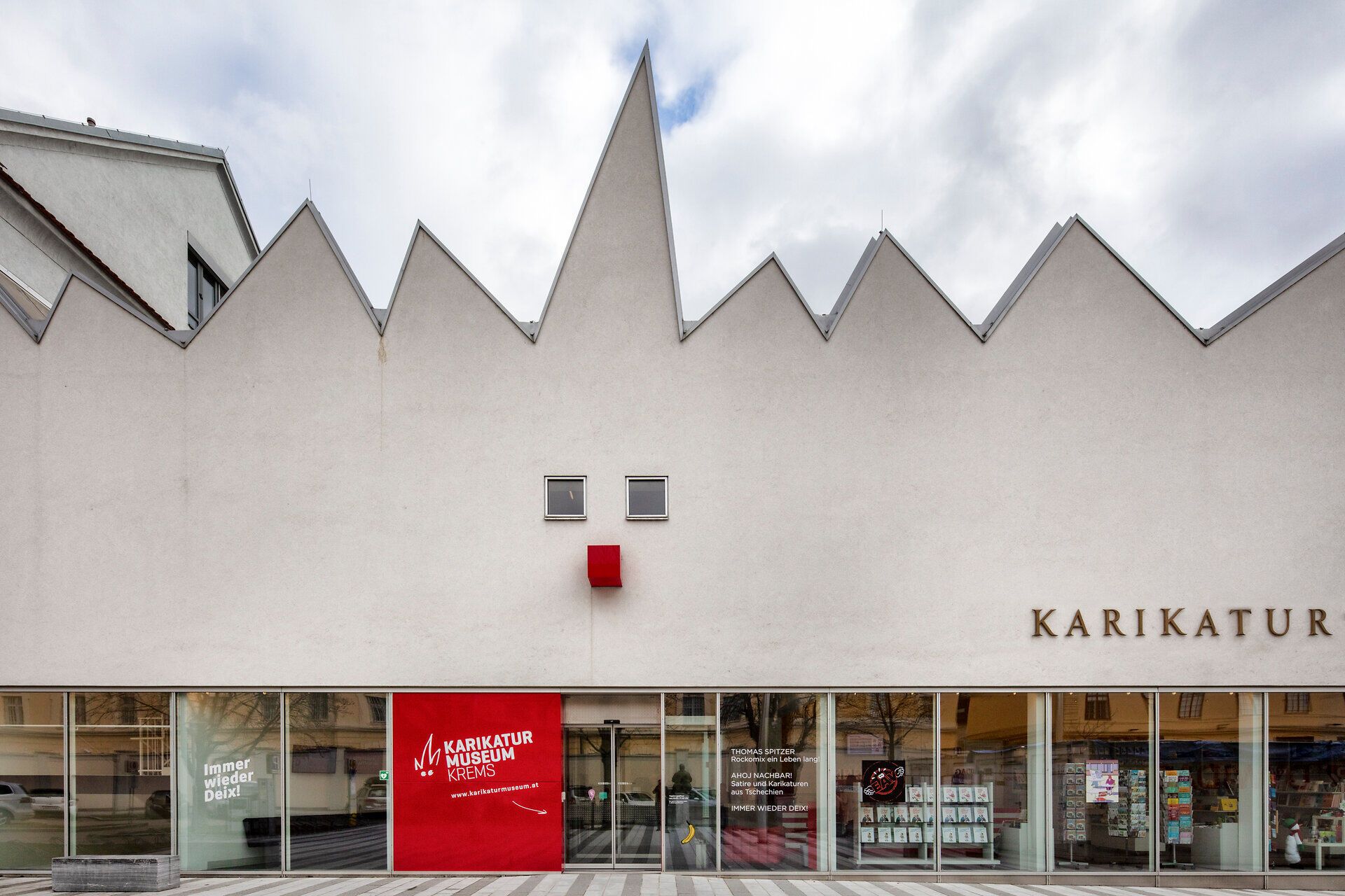 Das Karikaturmuseum in Krems beeindruckt mit seiner einzigartigen Architektur, die an die Form von Berggipfeln erinnert. Hier verschmelzen Kunst und Humor zu einem unvergesslichen Erlebnis, das Besucher zum Schmunzeln und Nachdenken anregt. Ein Ort, der die Kreativität feiert und zum Verweilen einlädt.