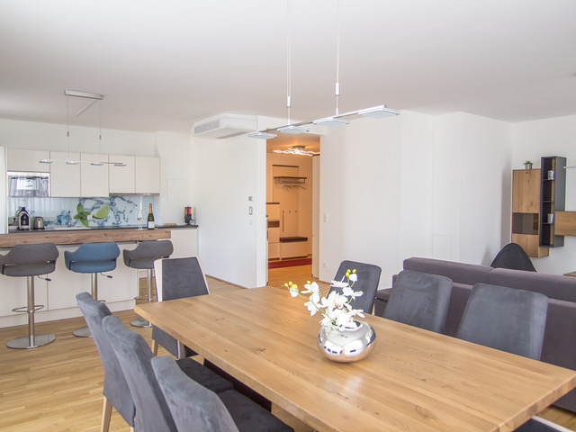 Cozy living/dining room with dining table for up to 6 people