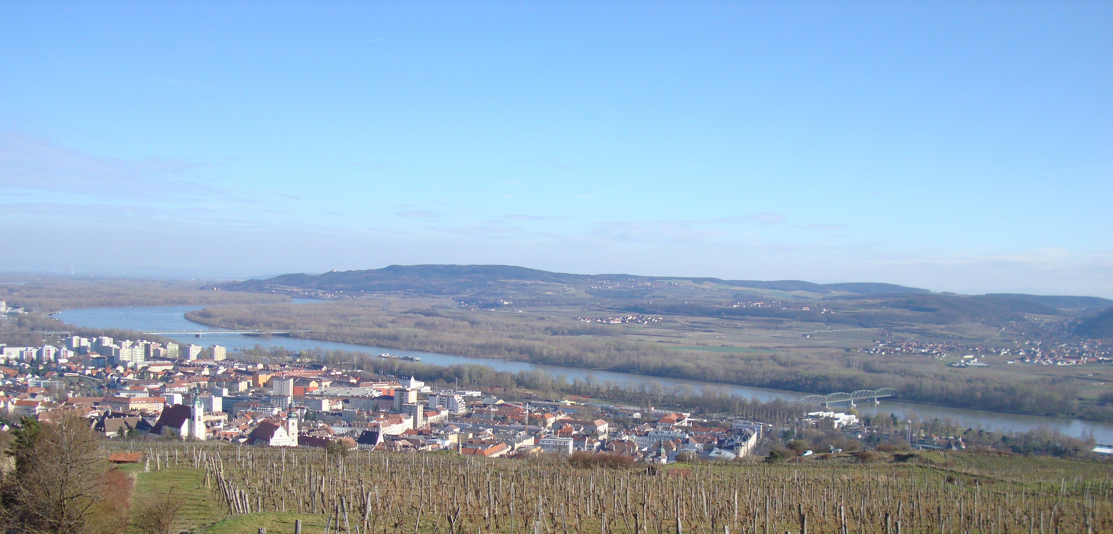 Panoramablick auf Krems an der Donau mit Fluss und Weinbergen.
