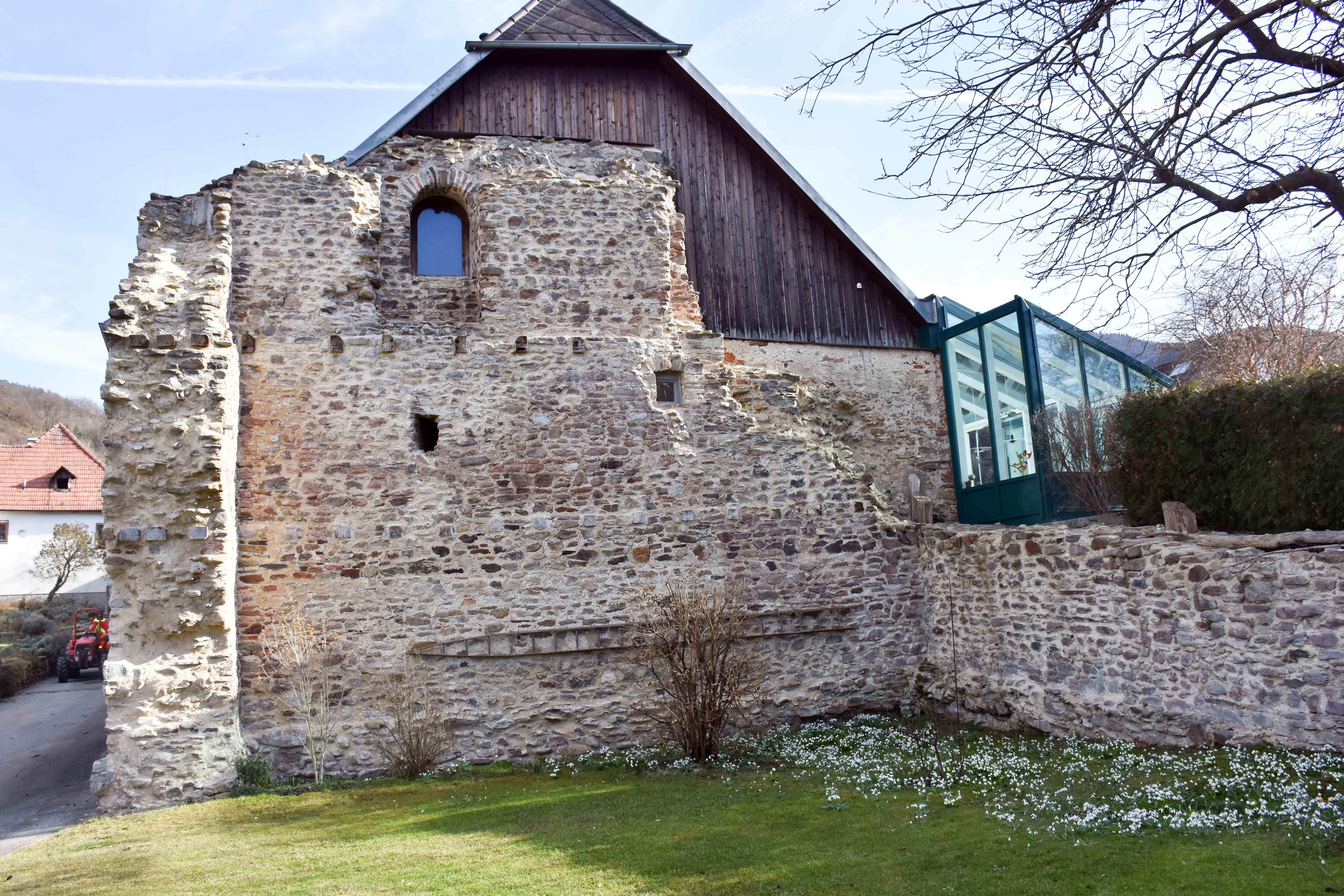 Alte Steinmauer mit modernem Anbau in Bacharnsdorf.