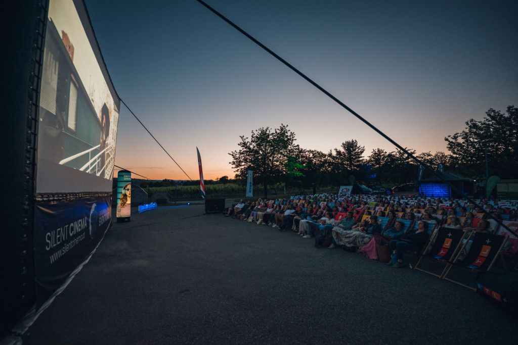Silent Cinema vor der Steininger Loisium Weinwelt