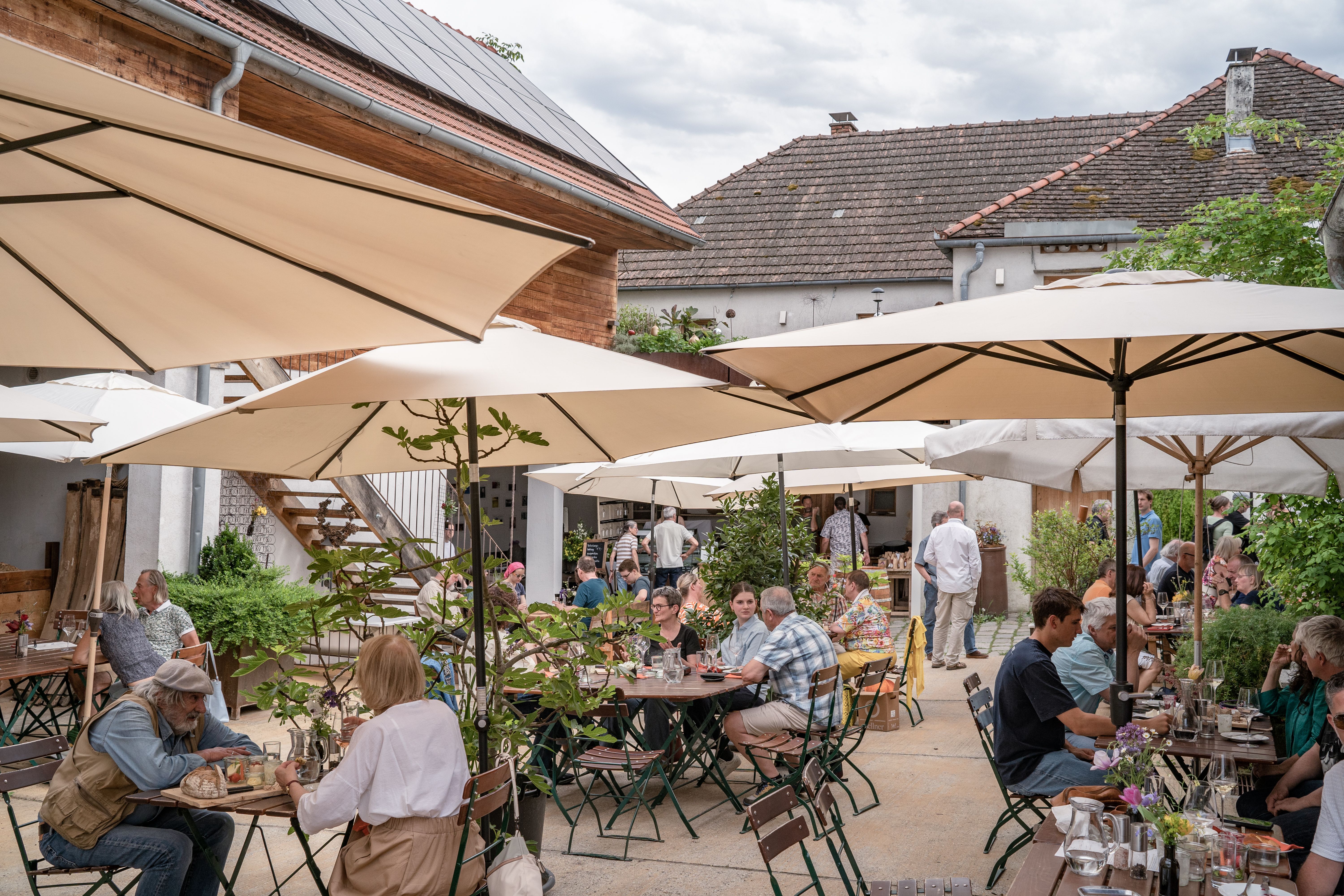 Leute im Innehof beim Essen und Trinken