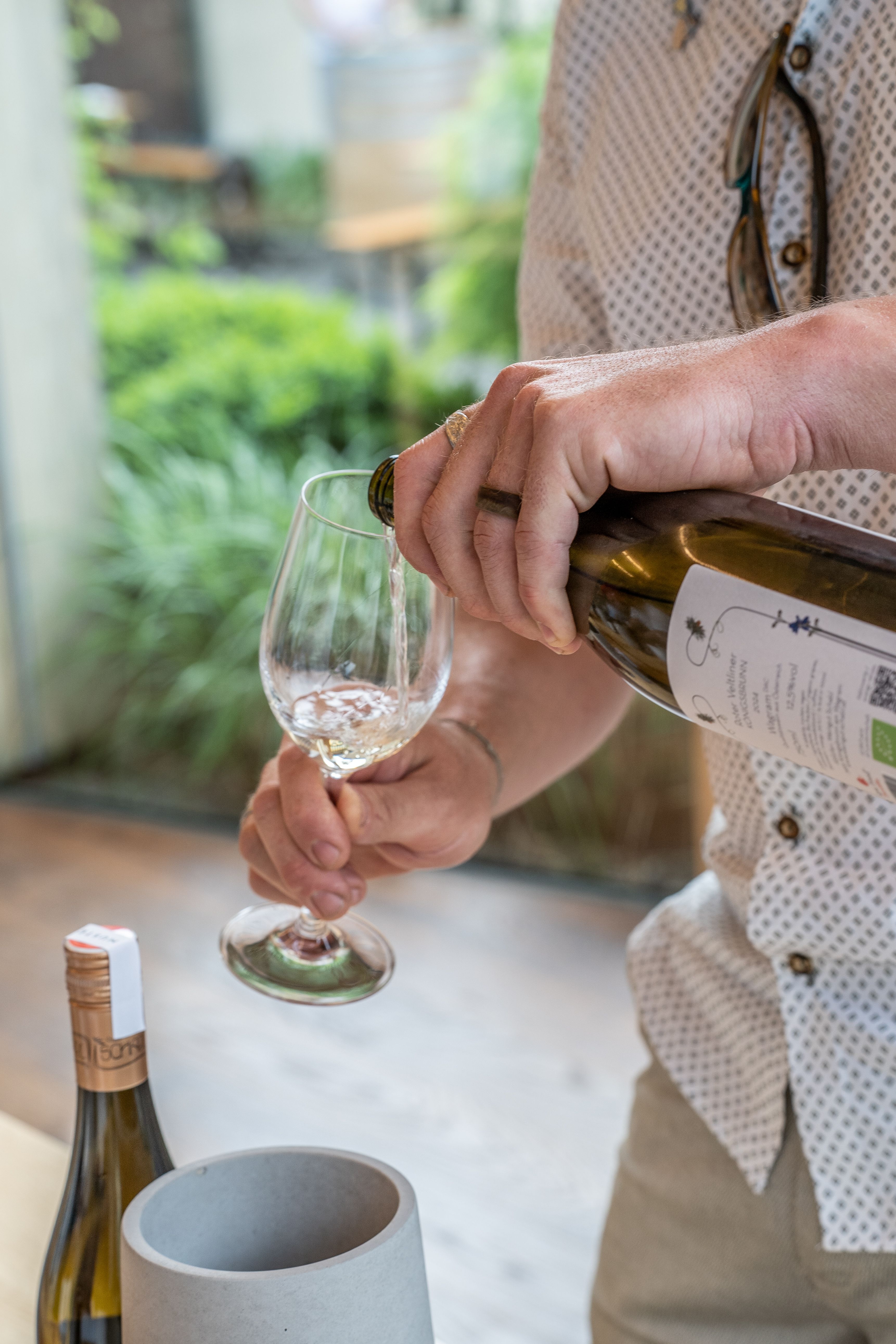 Mann schenkt sich ein Glas Wein ein