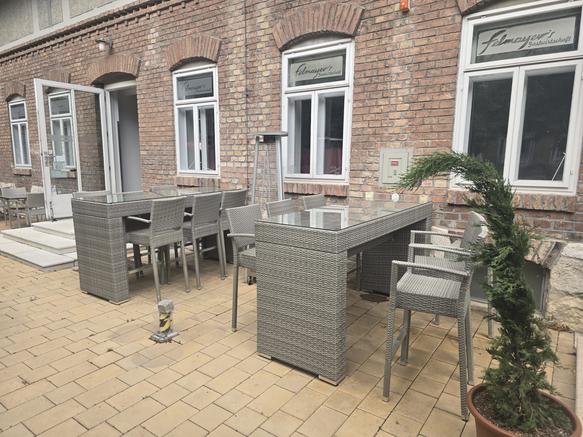 Felmayers Gastwirtschaft Schwechat, Gastgarten mit Tischen