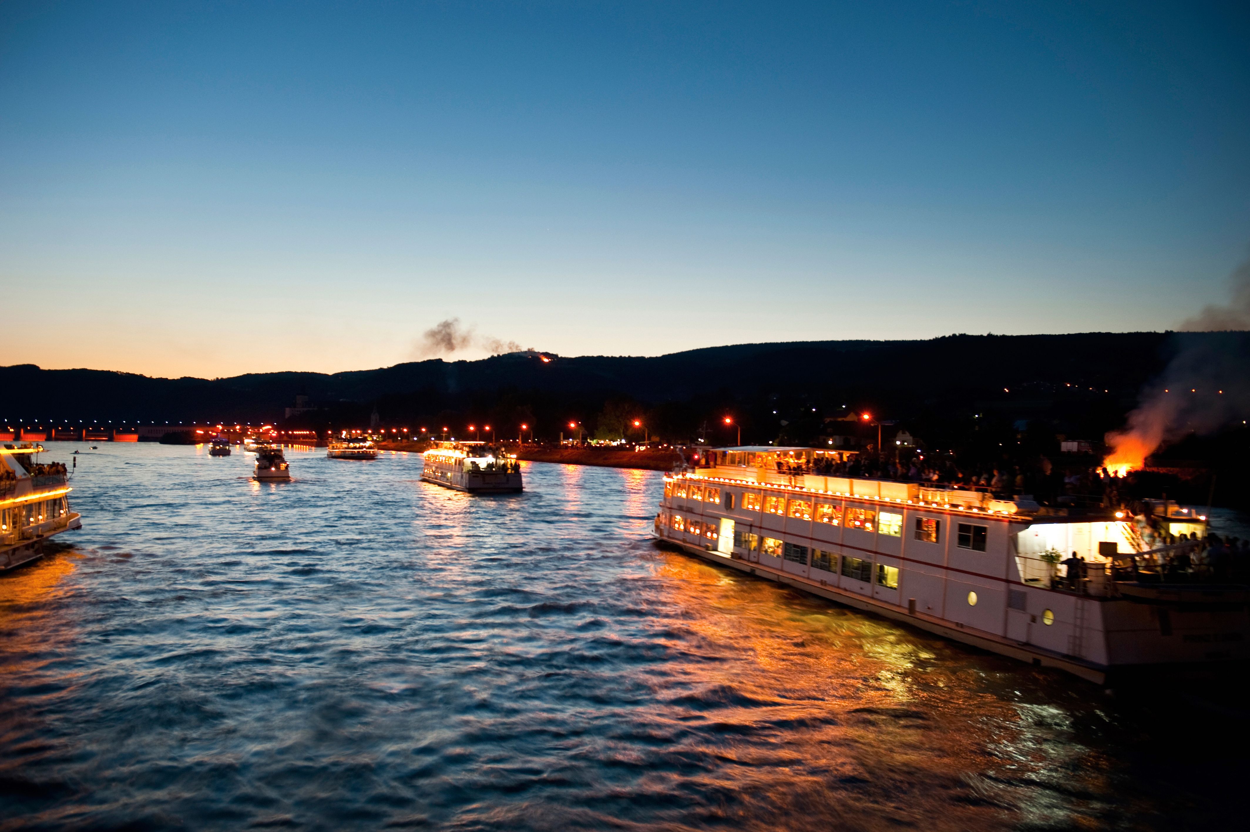 Schiffe fahren in der Dämmerung auf der Donau